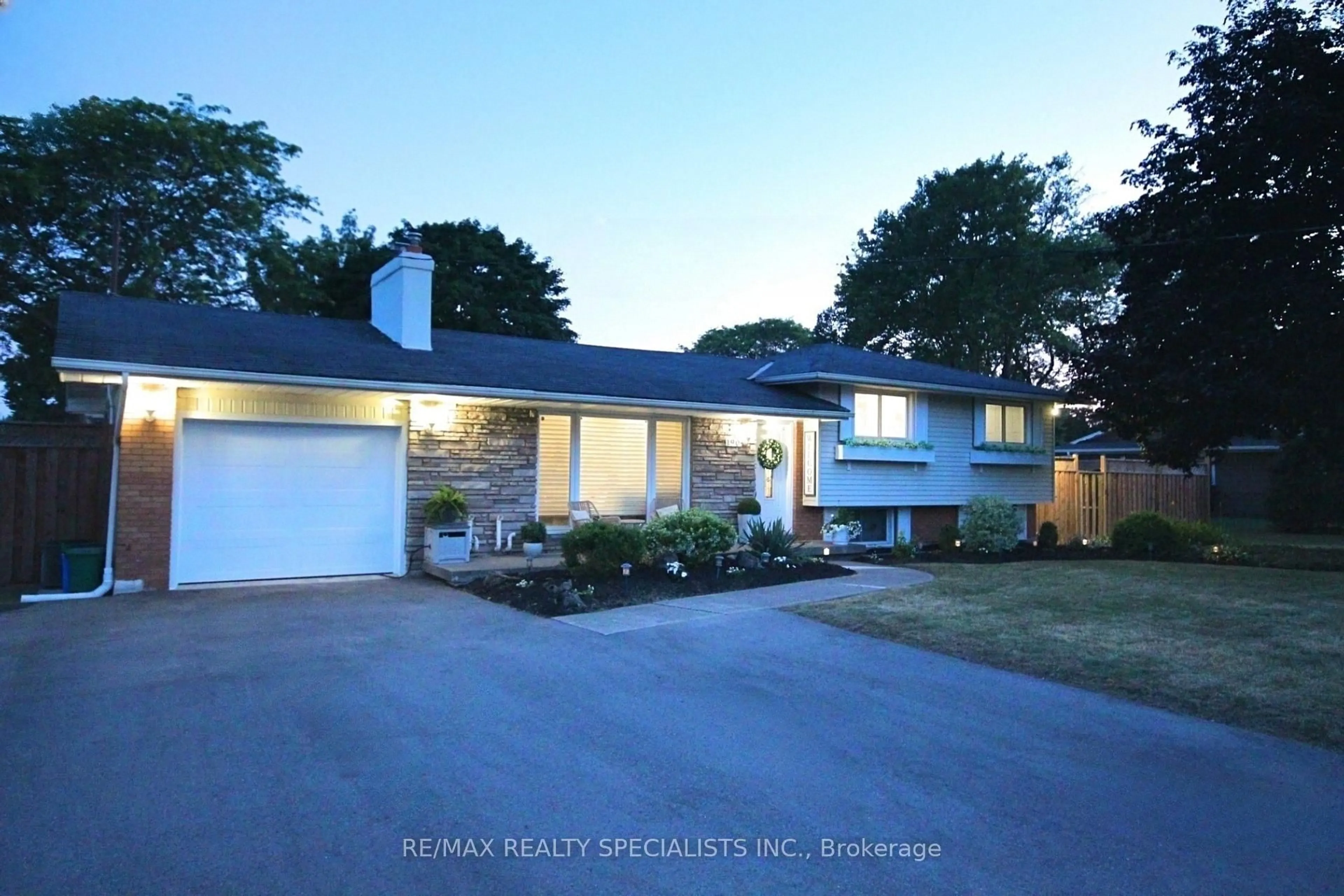 A pic from outside/outdoor area/front of a property/back of a property/a pic from drone, street for 190 Margaret St, West Lincoln Ontario L0R 2A0