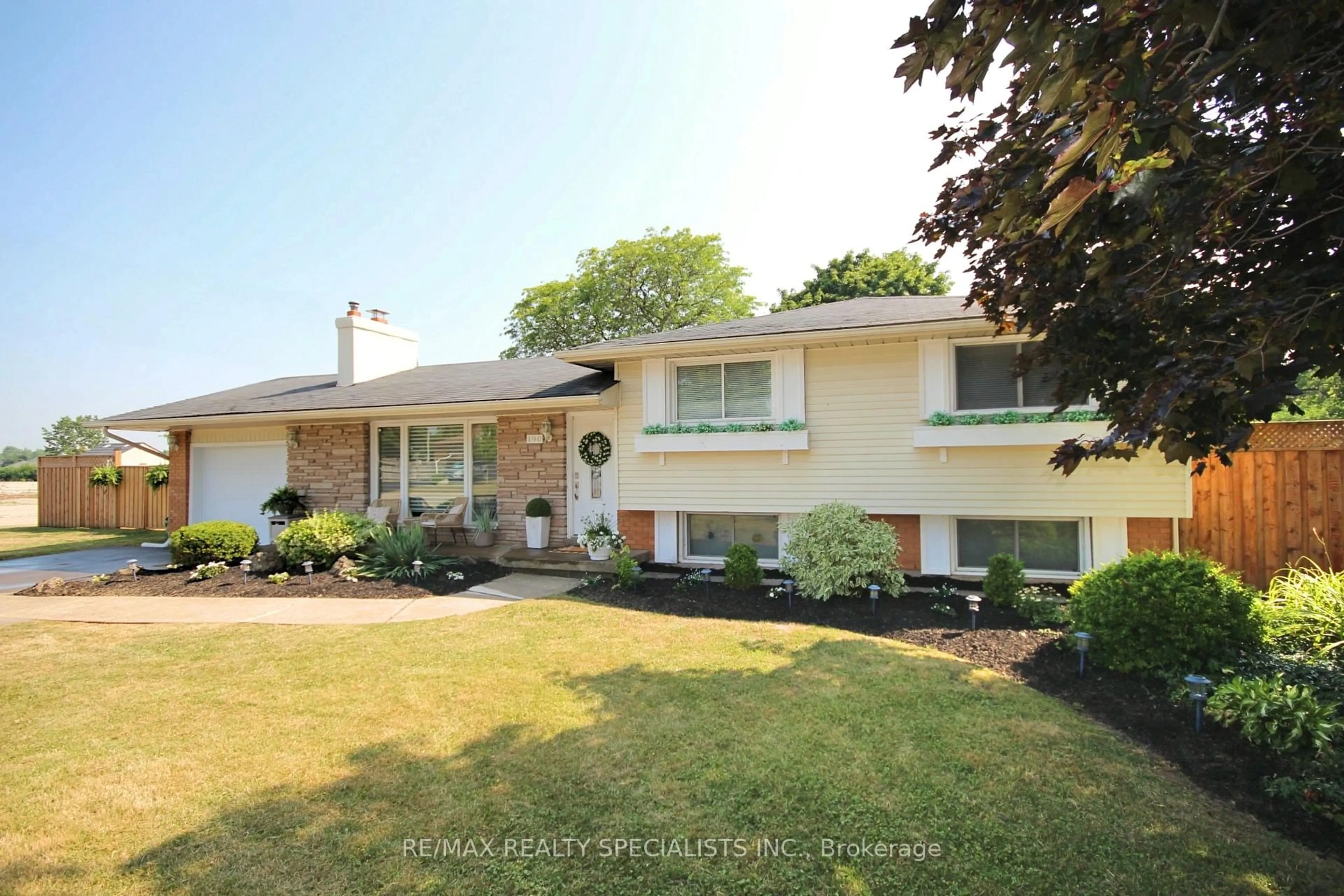 Home with vinyl exterior material, street for 190 Margaret St, West Lincoln Ontario L0R 2A0