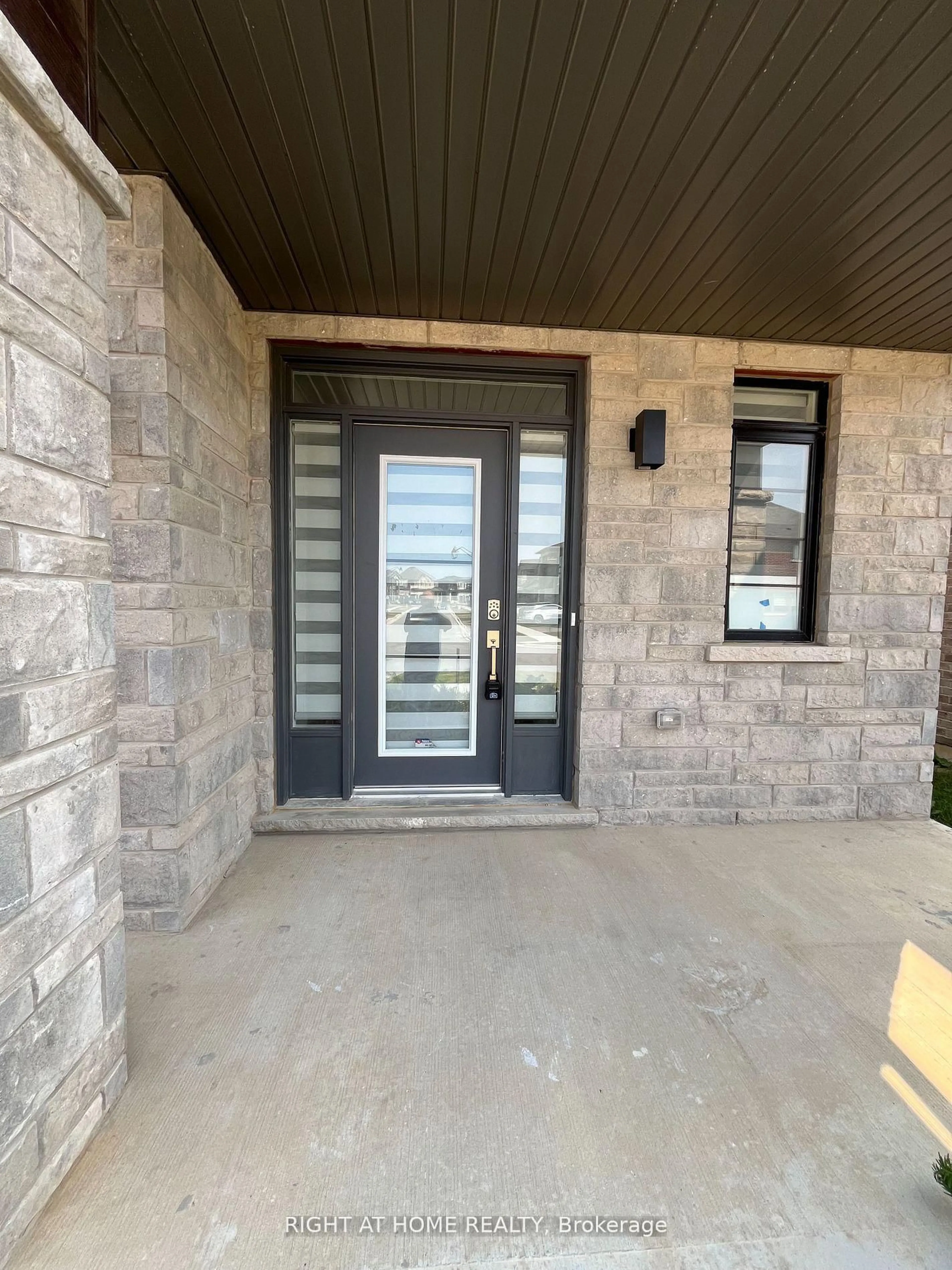 Indoor entryway for 13 Whitton Dr, Brantford Ontario N3T 0T6