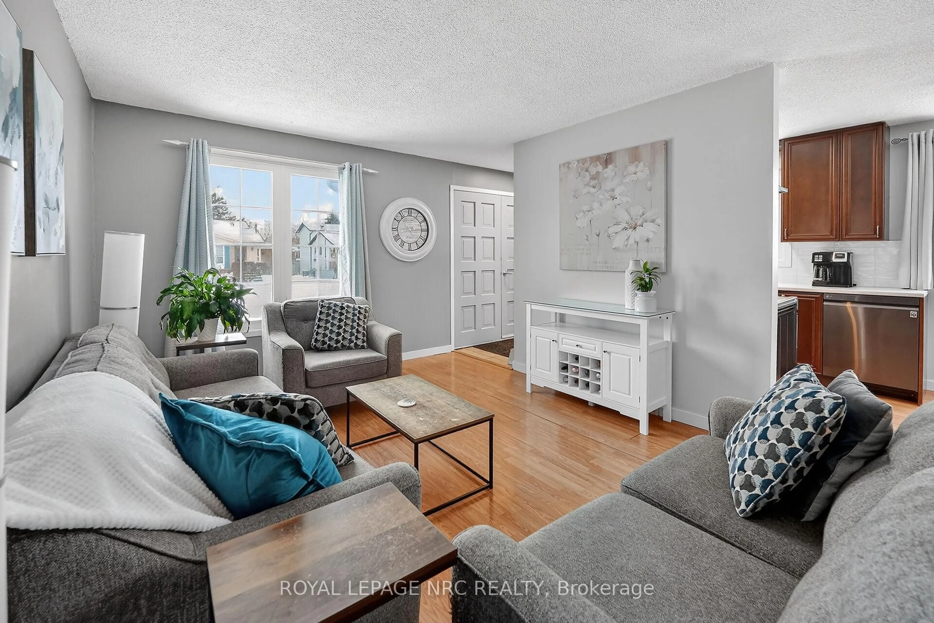 Living room with furniture, unknown for 53 Allan Dr, St. Catharines Ontario L2N 1G1