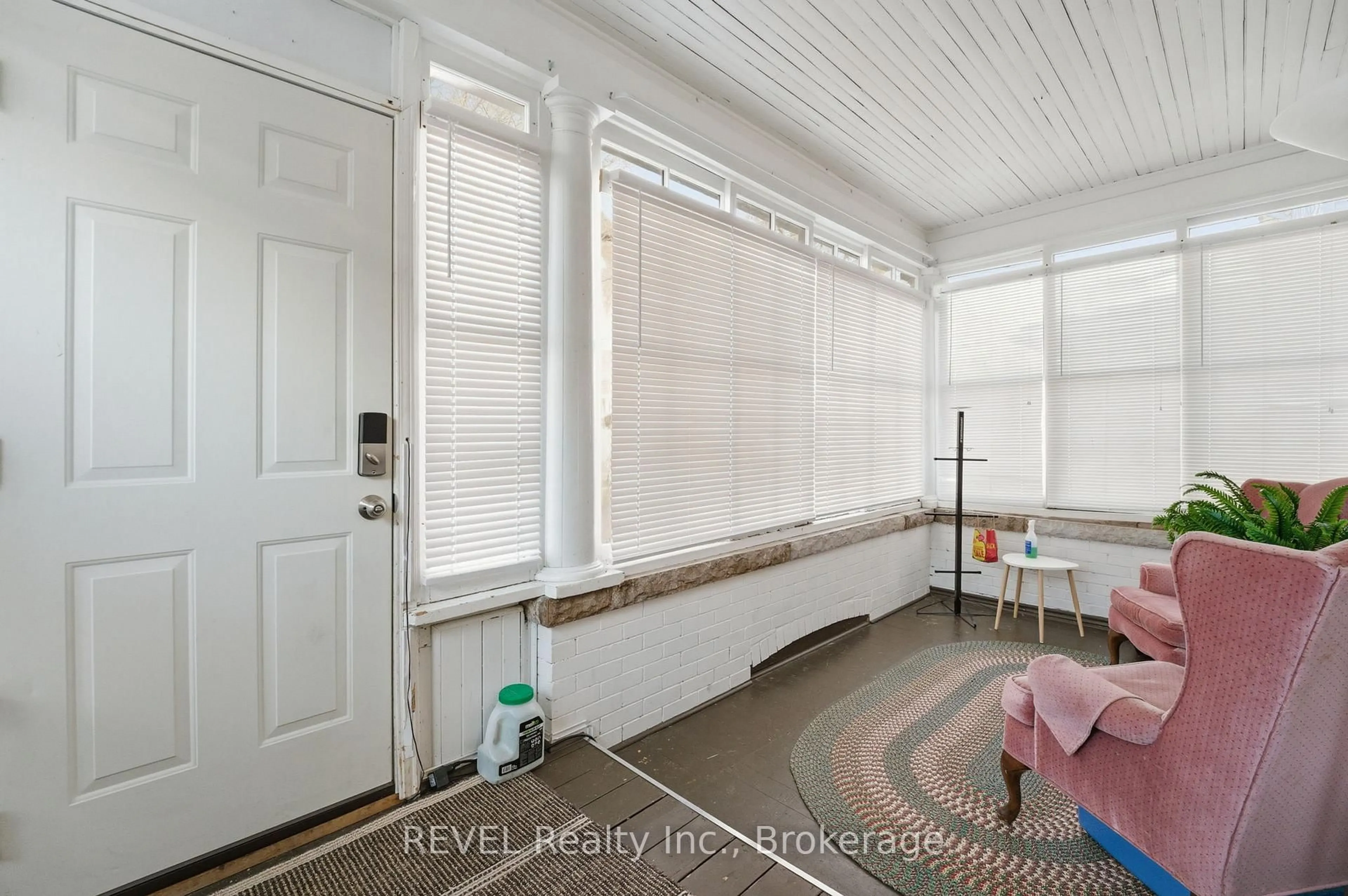 Indoor entryway for 348 Hellems Ave, Welland Ontario L3B 3C1