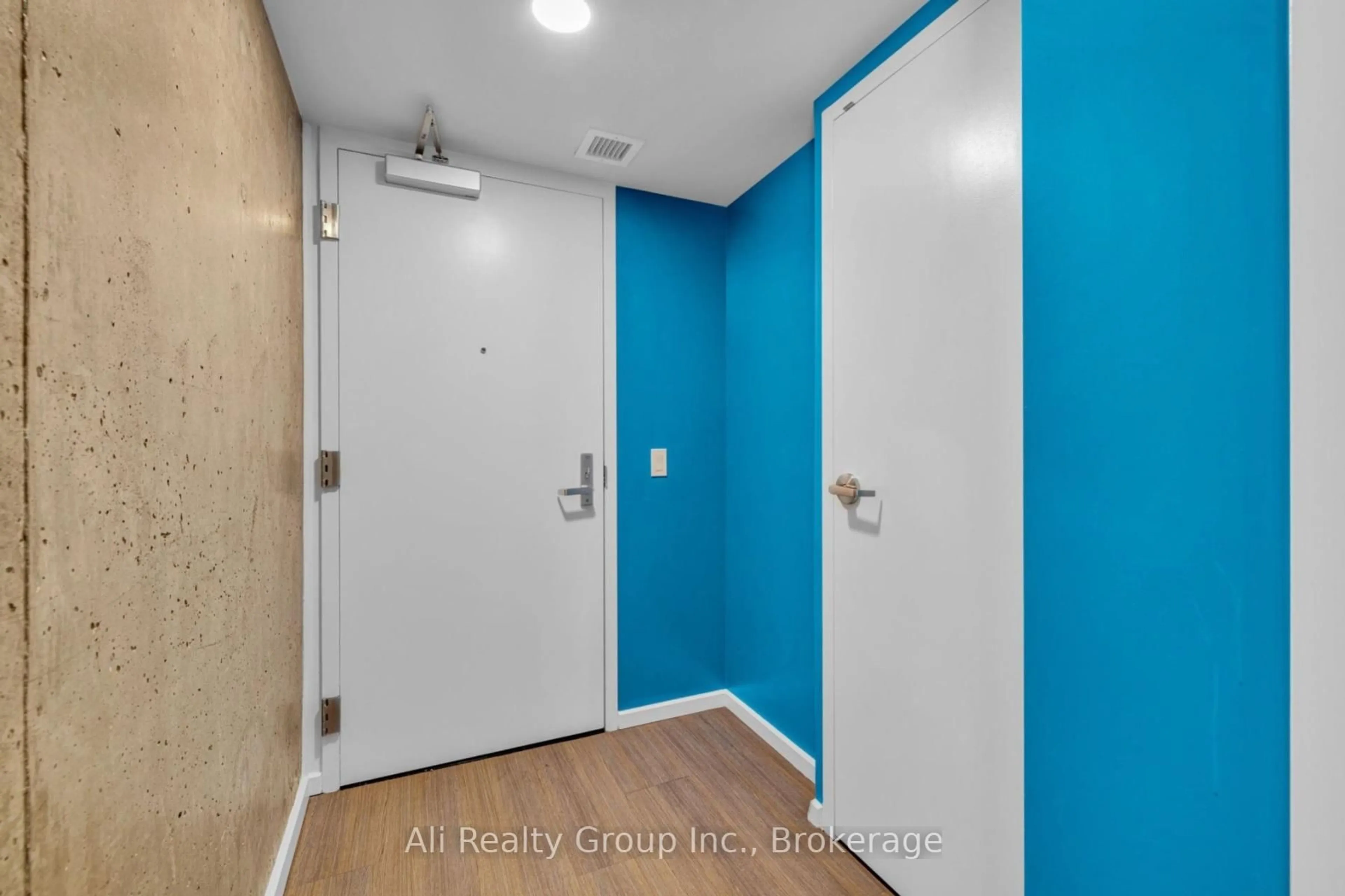 Indoor entryway for 105 Champagne Ave #2918, Ottawa Ontario K1S 5E5