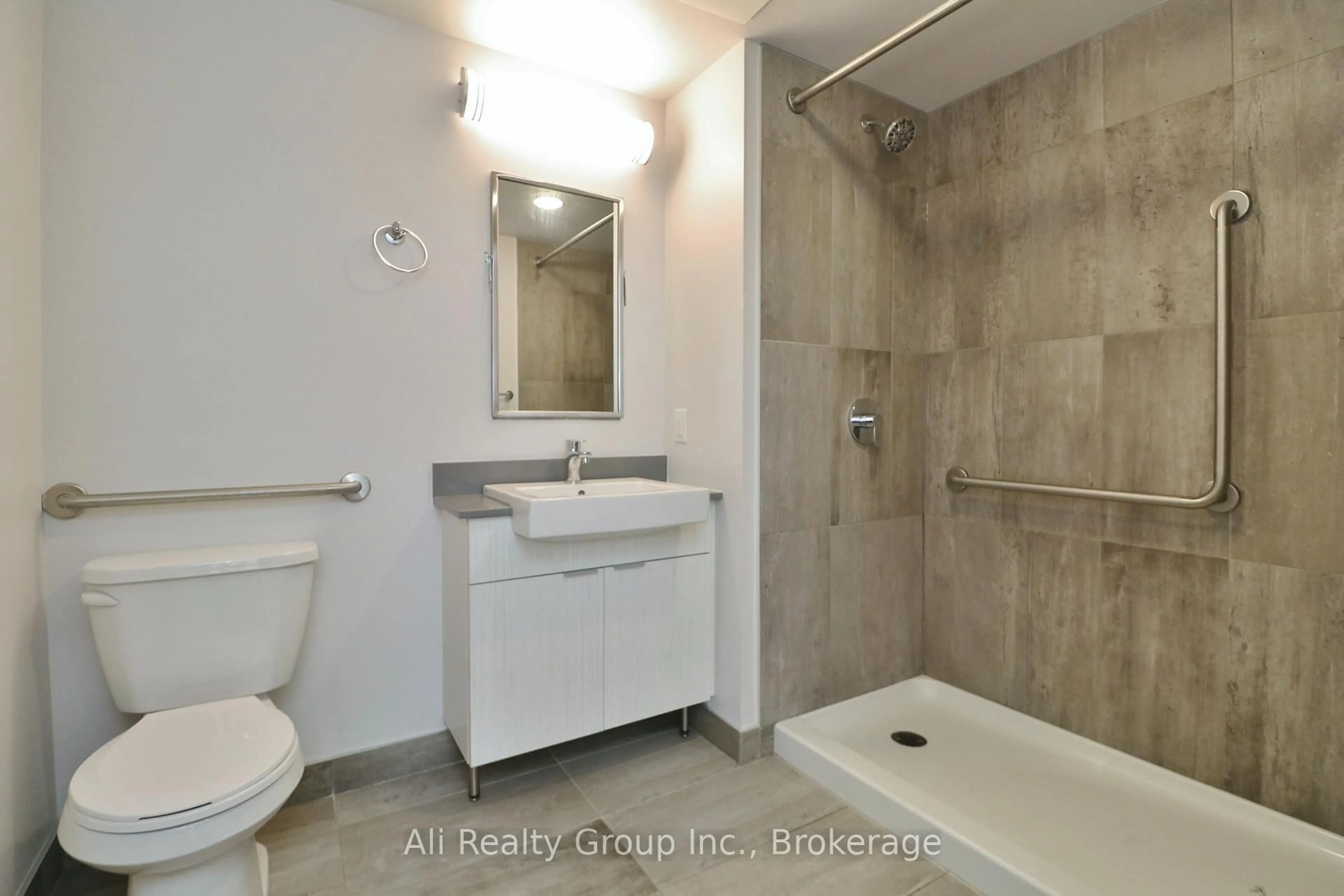Standard bathroom, ceramic/tile floor for 105 Champagne Ave #2918, Ottawa Ontario K1S 5E5