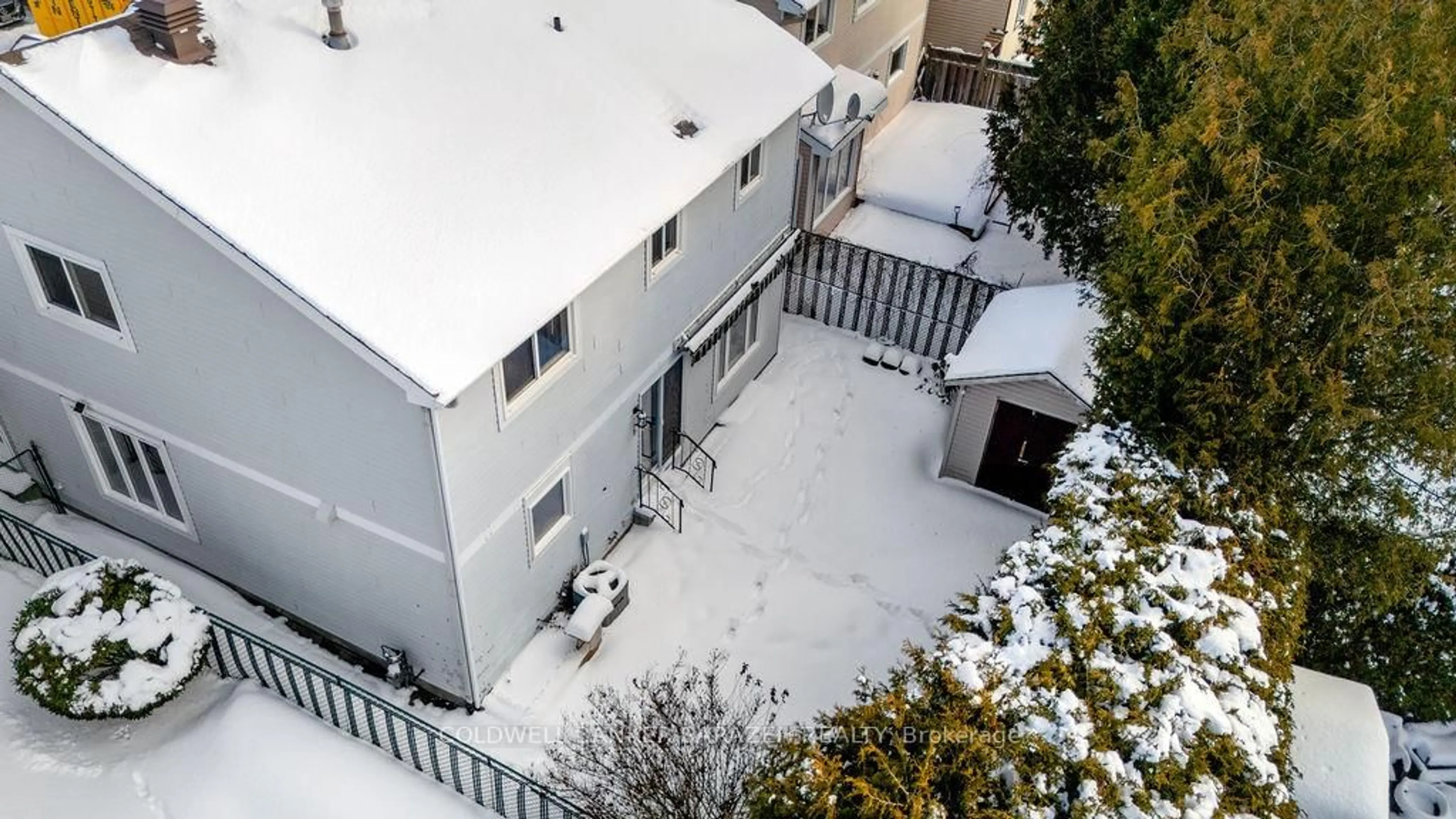 A pic from outside/outdoor area/front of a property/back of a property/a pic from drone, city buildings view from balcony for 1040 Karsh Dr, Ottawa Ontario K1G 4M9