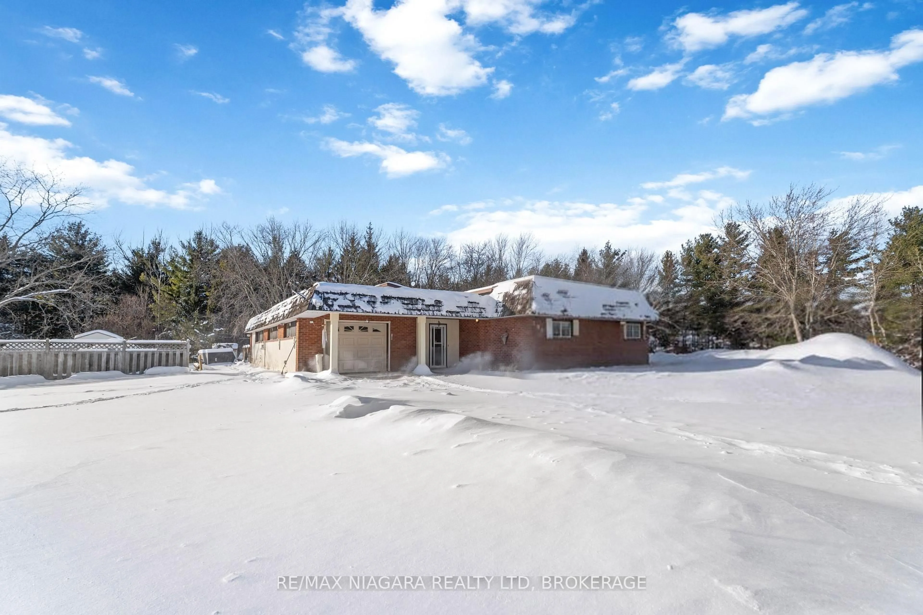 A pic from outside/outdoor area/front of a property/back of a property/a pic from drone, unknown for 791 Darby Rd, Welland Ontario L0S 1K0