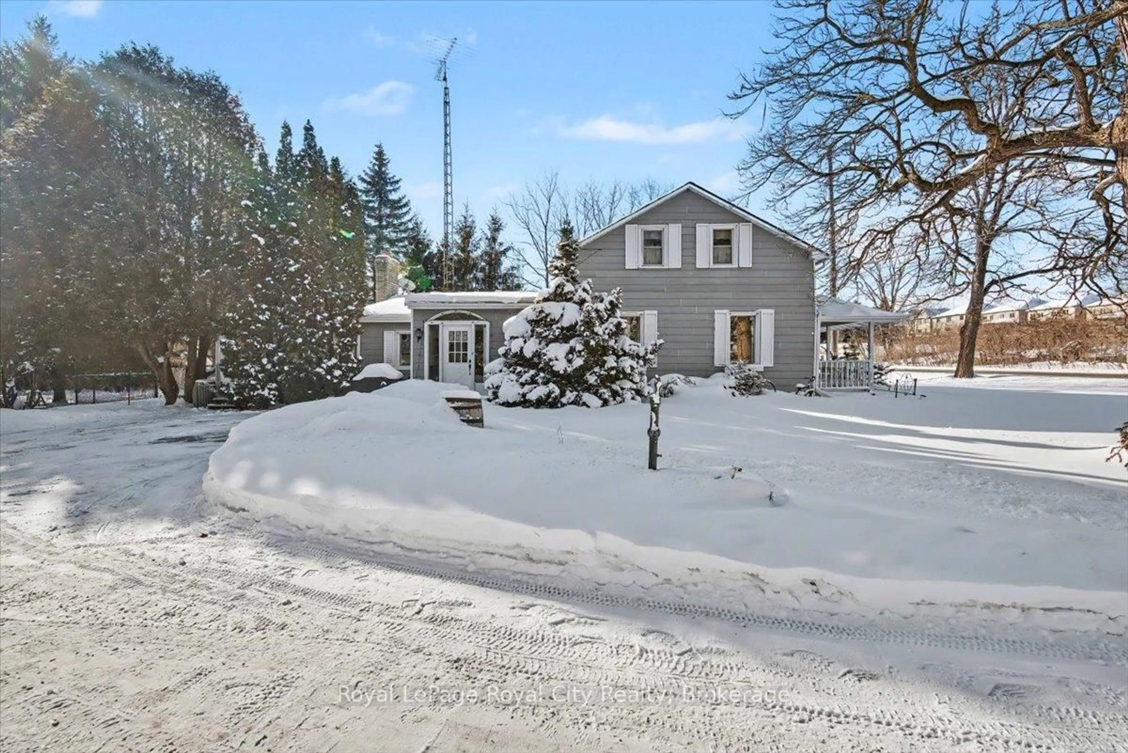 A pic from outside/outdoor area/front of a property/back of a property/a pic from drone, street for 687 New Dundee Rd, Kitchener Ontario N2P 2N9