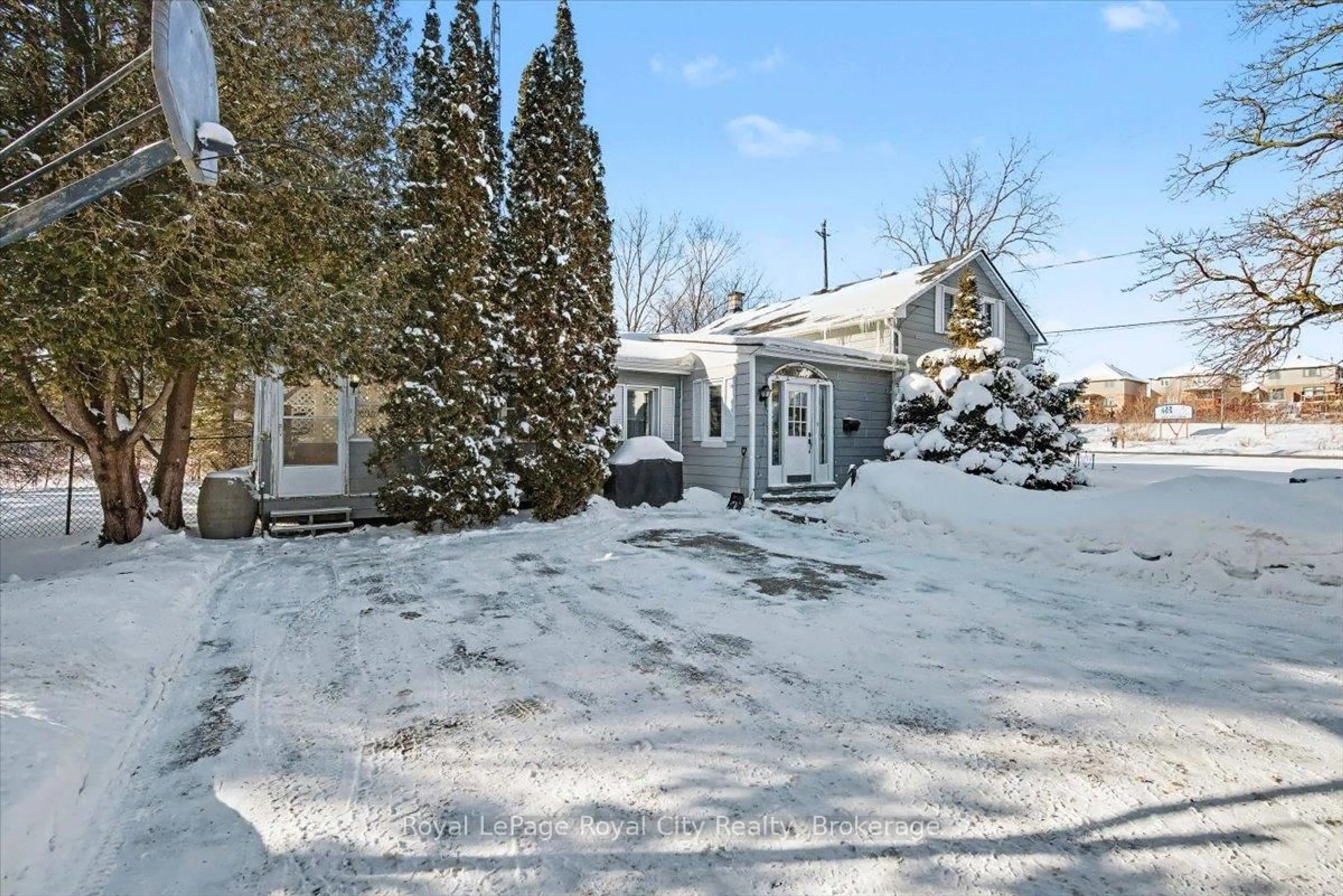 A pic from outside/outdoor area/front of a property/back of a property/a pic from drone, street for 687 New Dundee Rd, Kitchener Ontario N2P 2N9