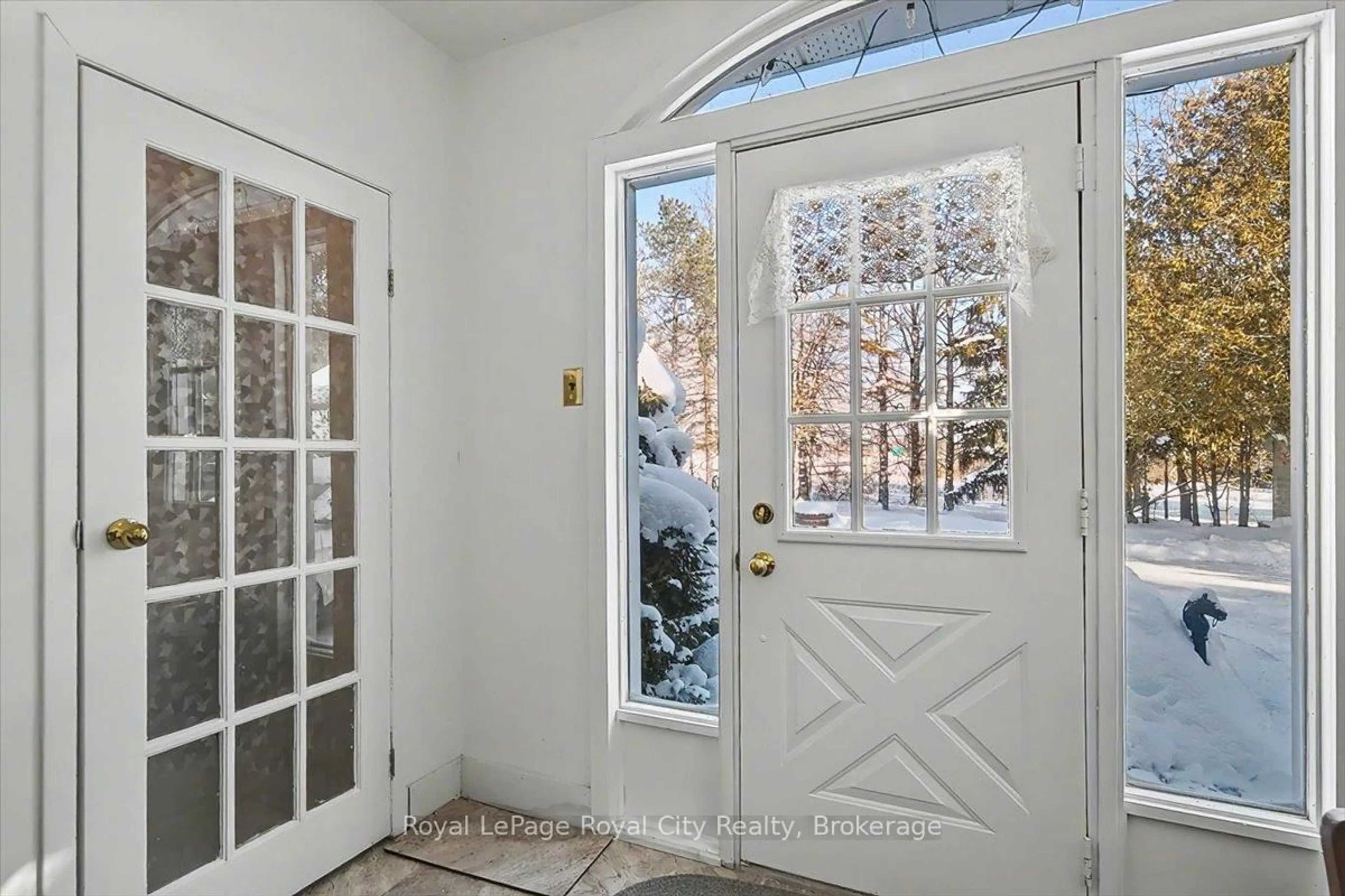 Indoor entryway for 687 New Dundee Rd, Kitchener Ontario N2P 2N9