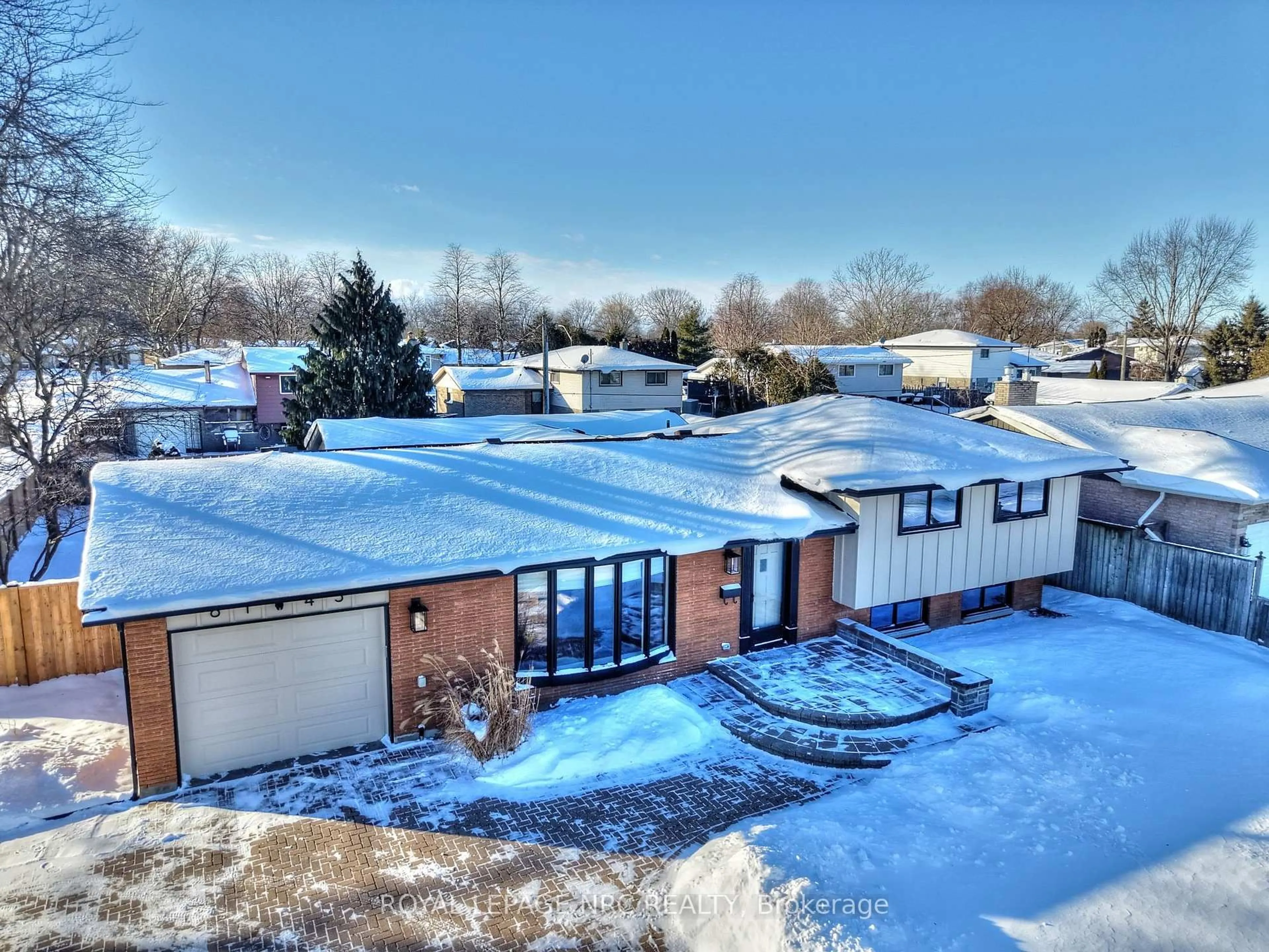 A pic from outside/outdoor area/front of a property/back of a property/a pic from drone, unknown for 8143 Sarah St, Niagara Falls Ontario L2G 6T9