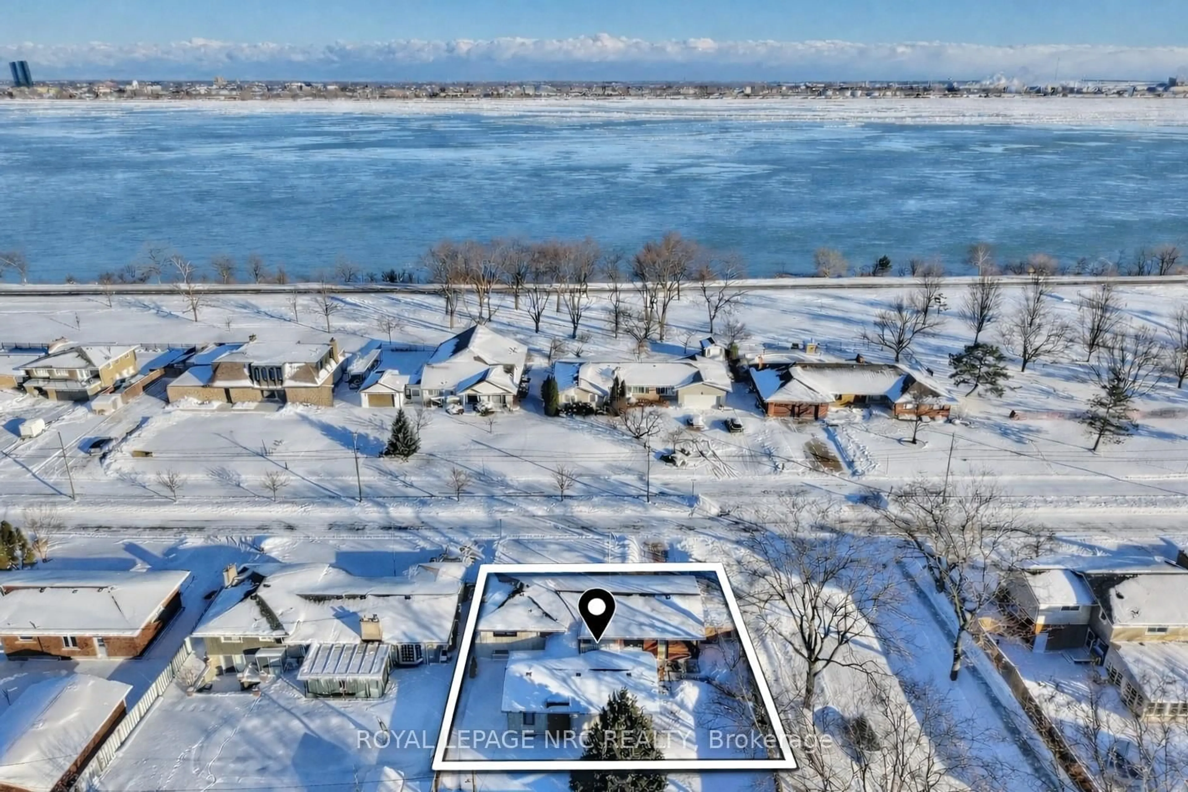 A pic from outside/outdoor area/front of a property/back of a property/a pic from drone, water/lake/river/ocean view for 8143 Sarah St, Niagara Falls Ontario L2G 6T9