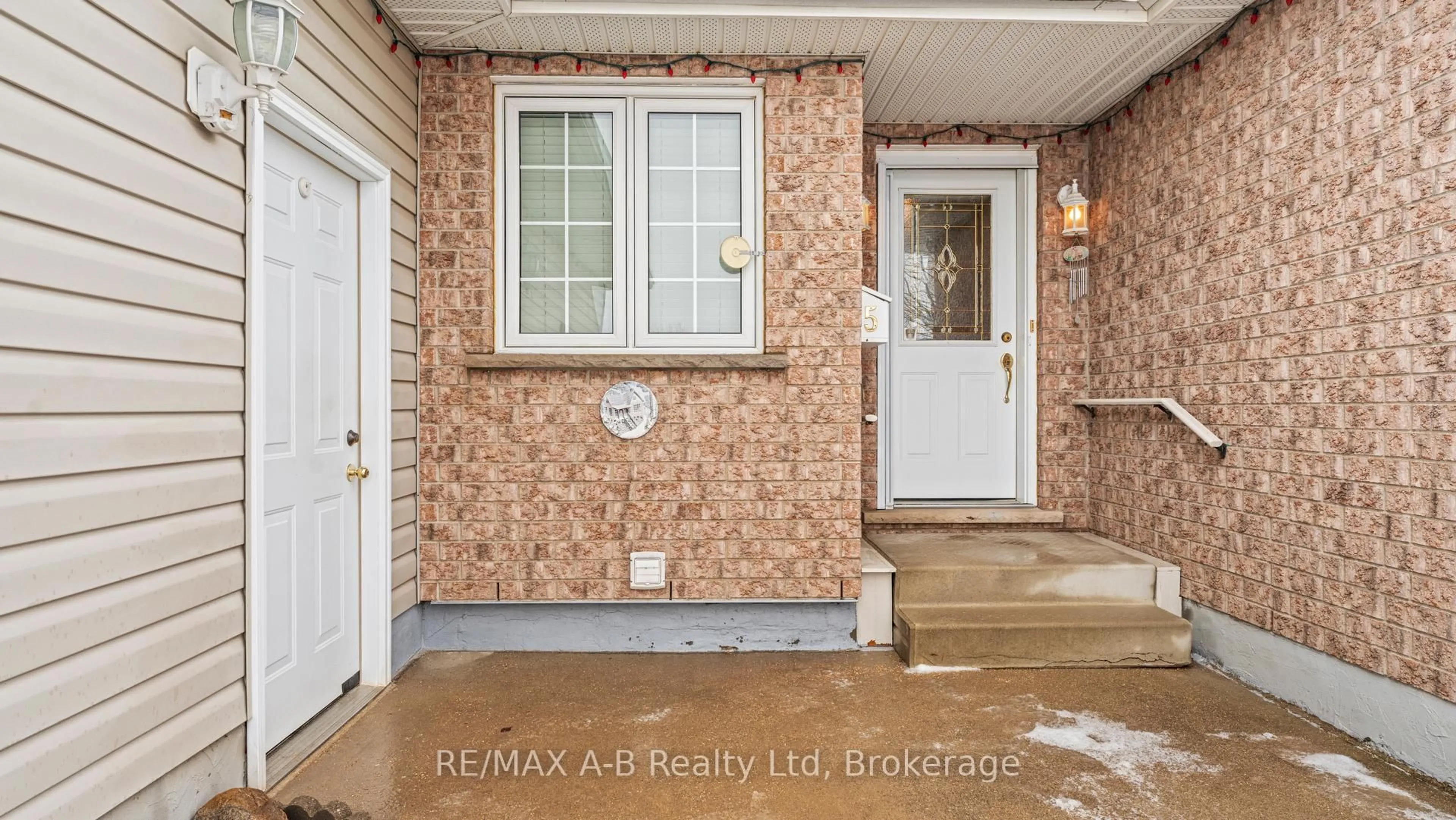 Indoor entryway for 30 Ann St #5, St. Marys Ontario N4X 1C8