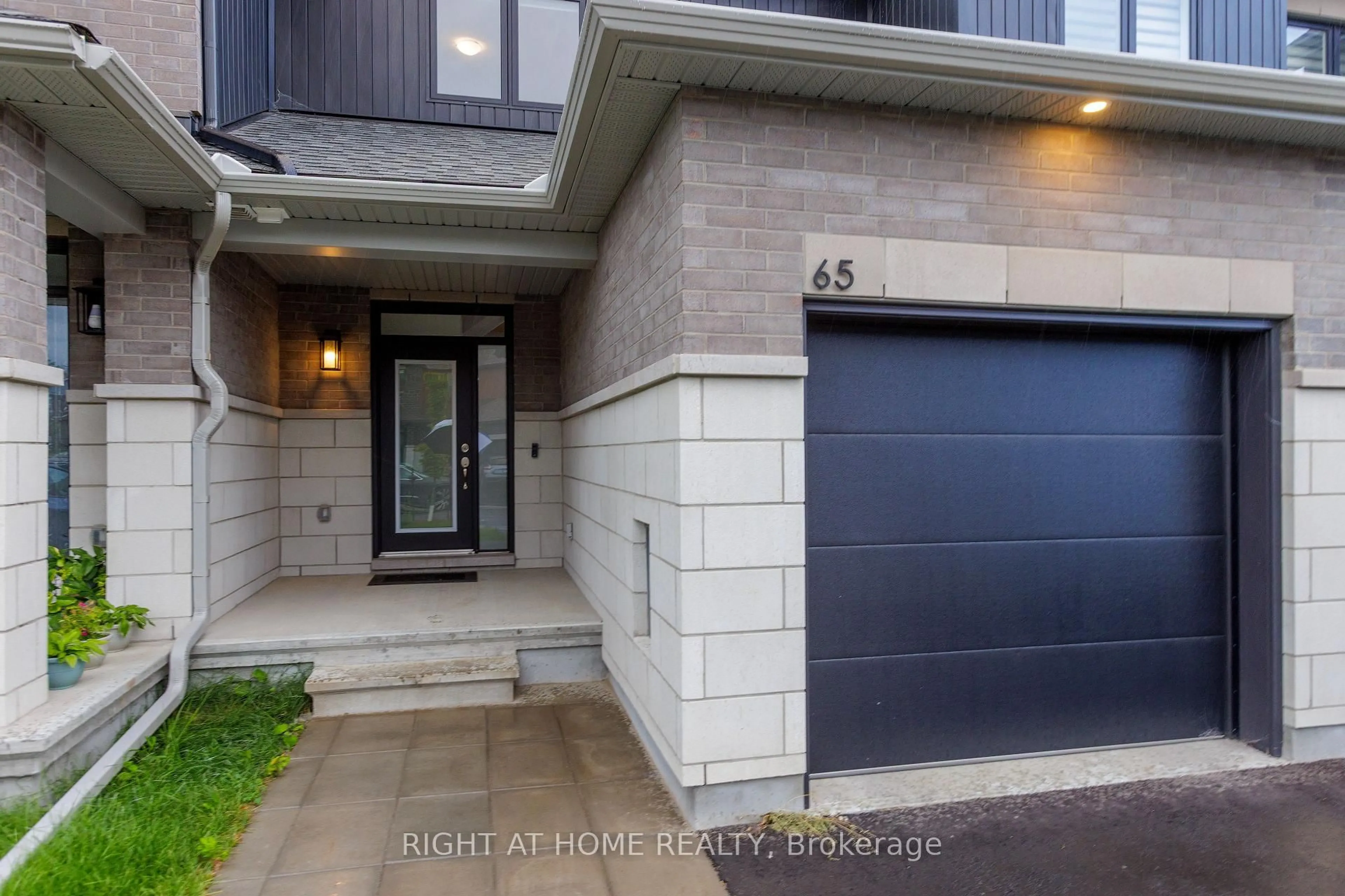 Indoor entryway for 65 Esban Dr, Gloucester Ontario K1X 0H3