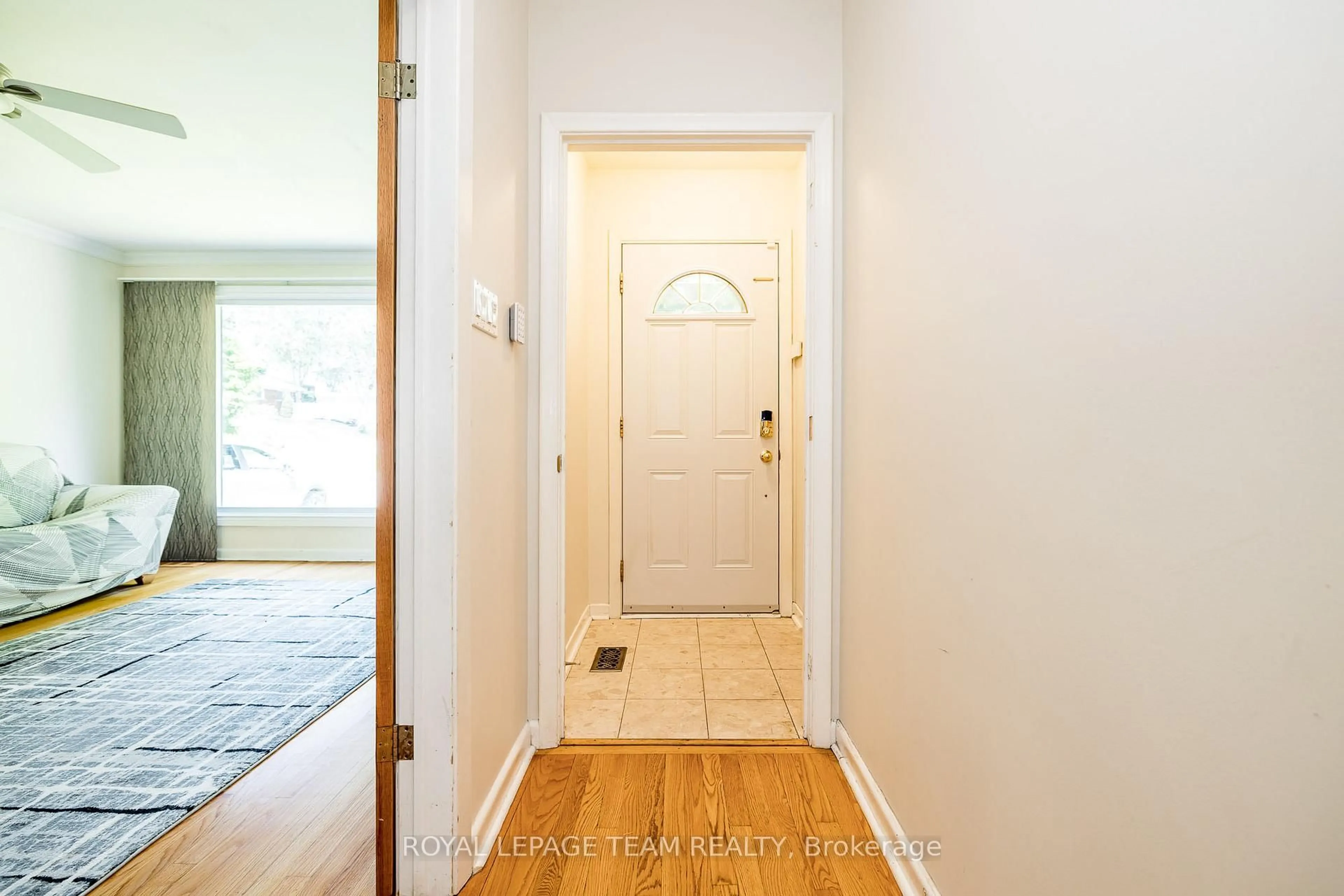 Indoor entryway for 2740 Moncton Rd, Ottawa Ontario K2B 7W1