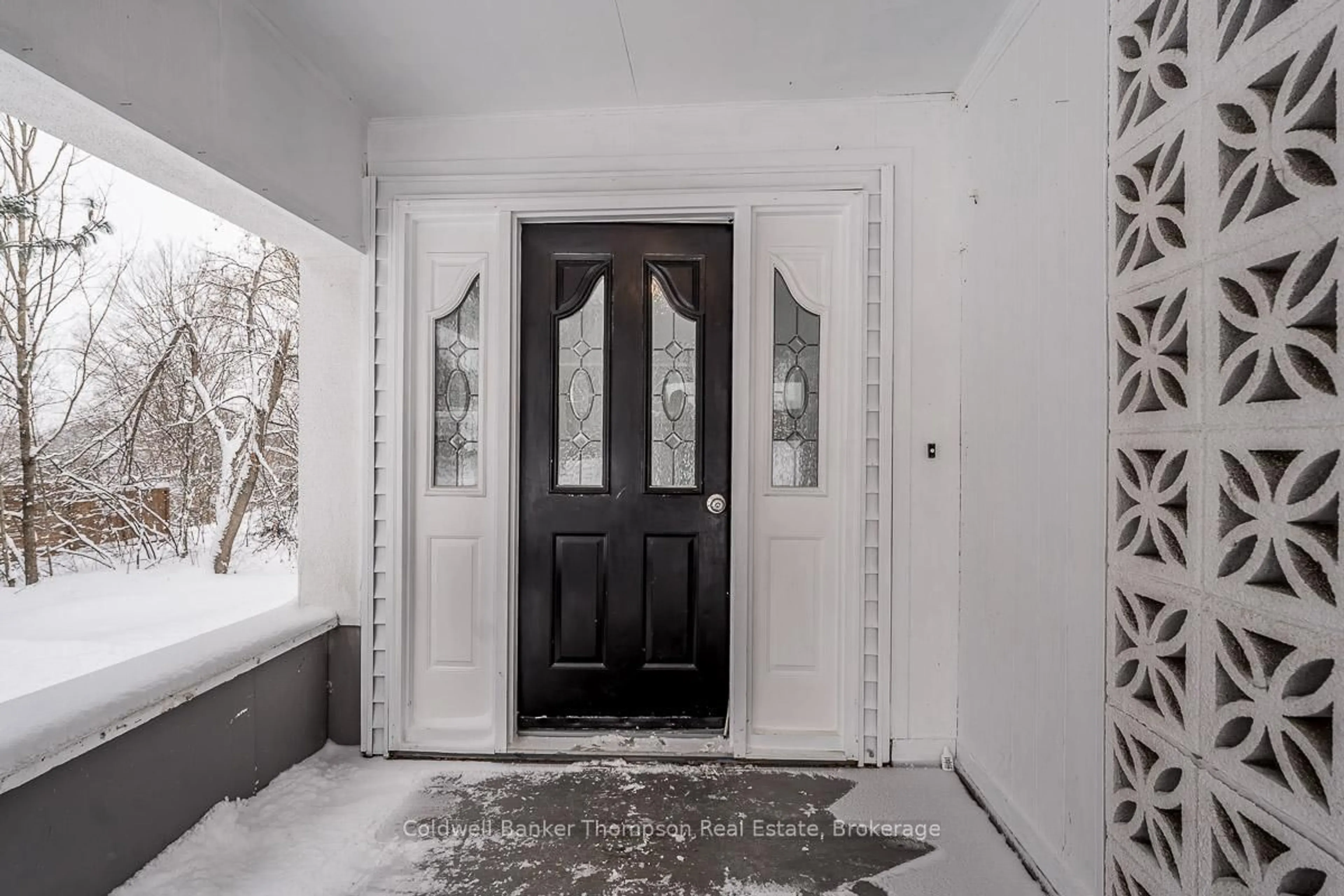 Indoor entryway for 145 Front St, Bracebridge Ontario P1L 1J7