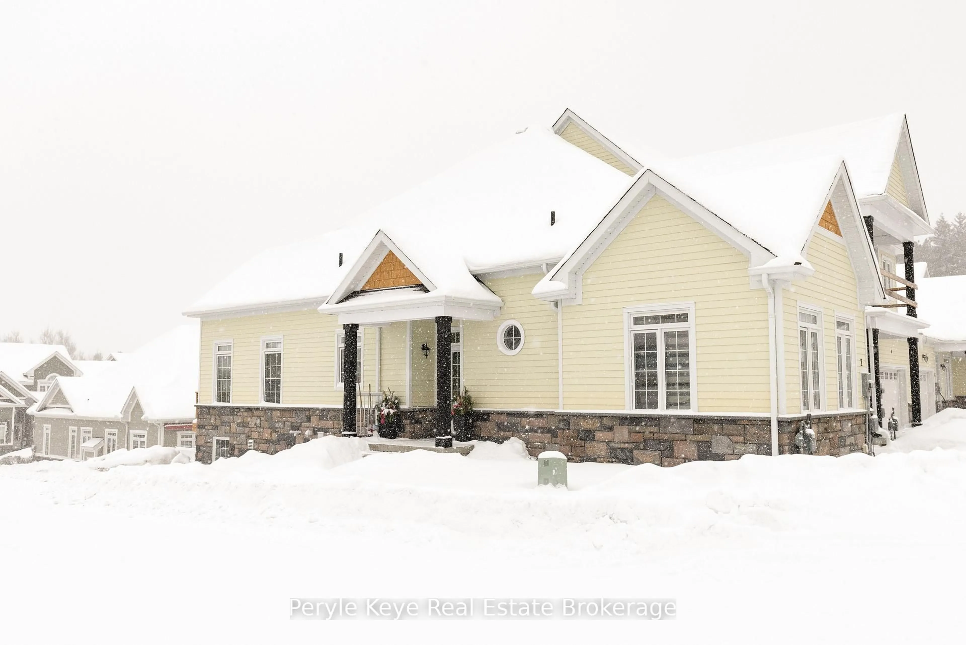 Home with vinyl exterior material, building for 2 Leeds Crt, Bracebridge Ontario P1L 0B7