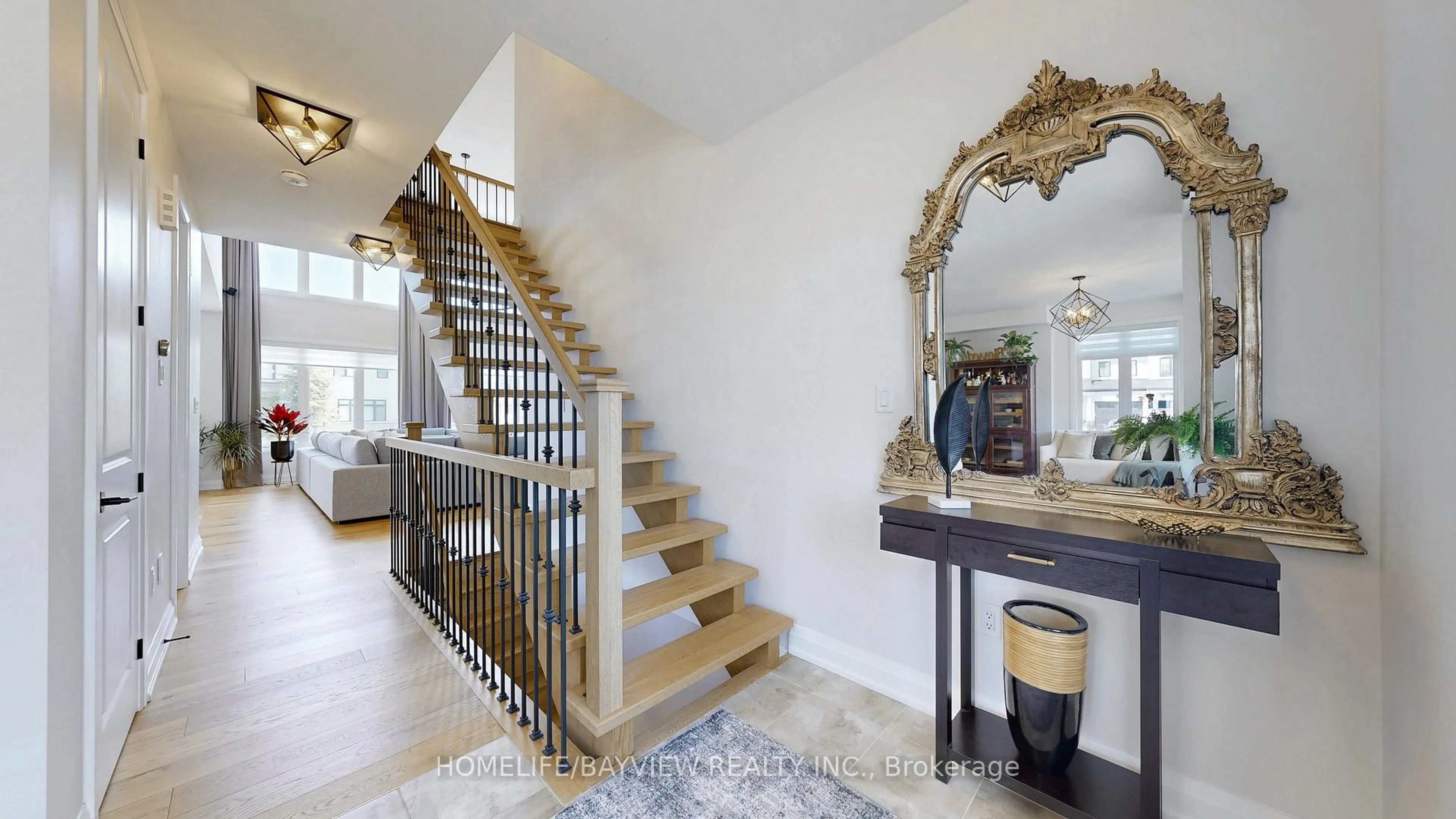 Indoor entryway for 100 Reed Way, Blue Mountains Ontario L9Y 4P5