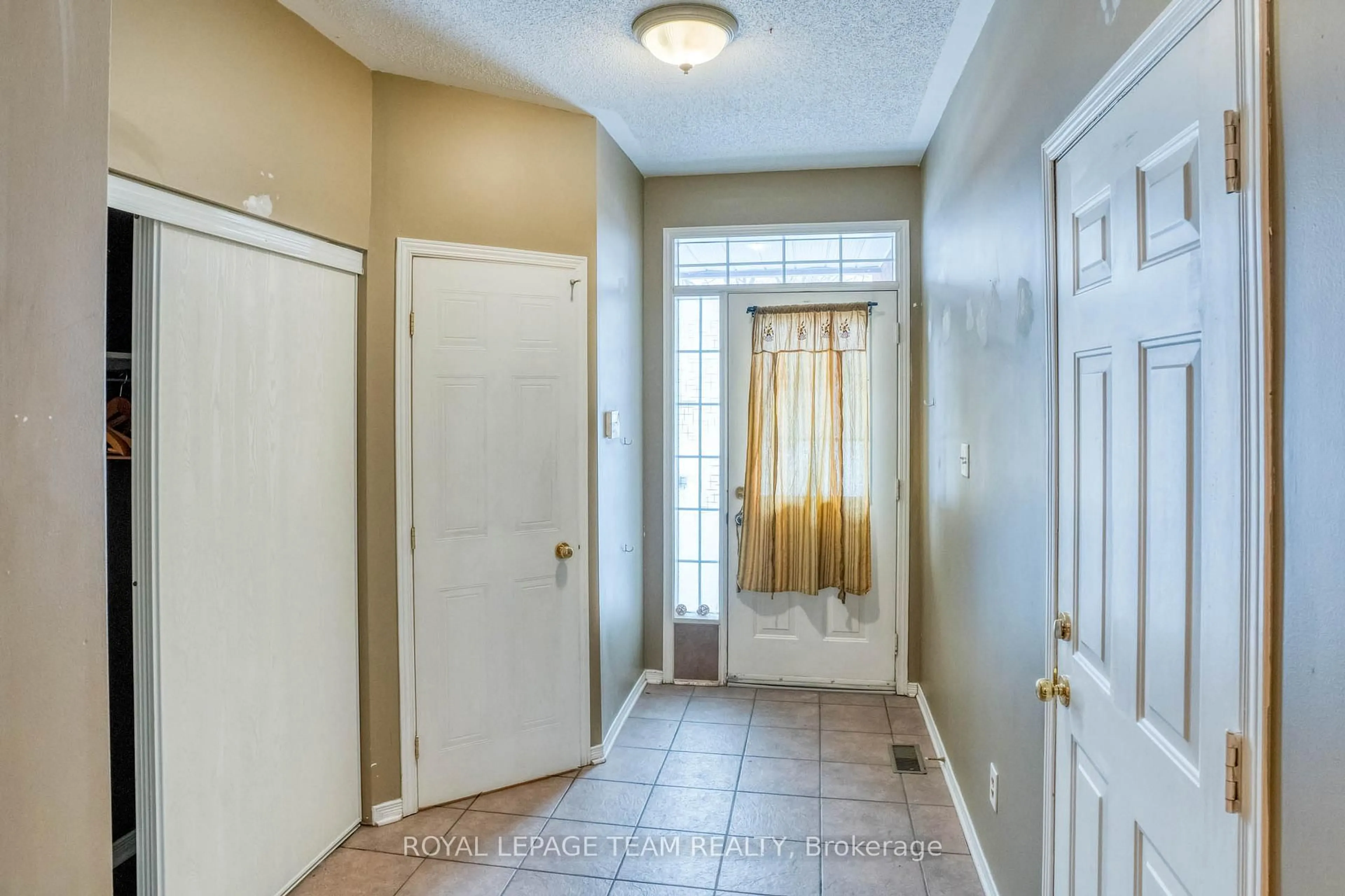 Indoor entryway for 7 Chantilly Gate, Ottawa Ontario K2S 2B2