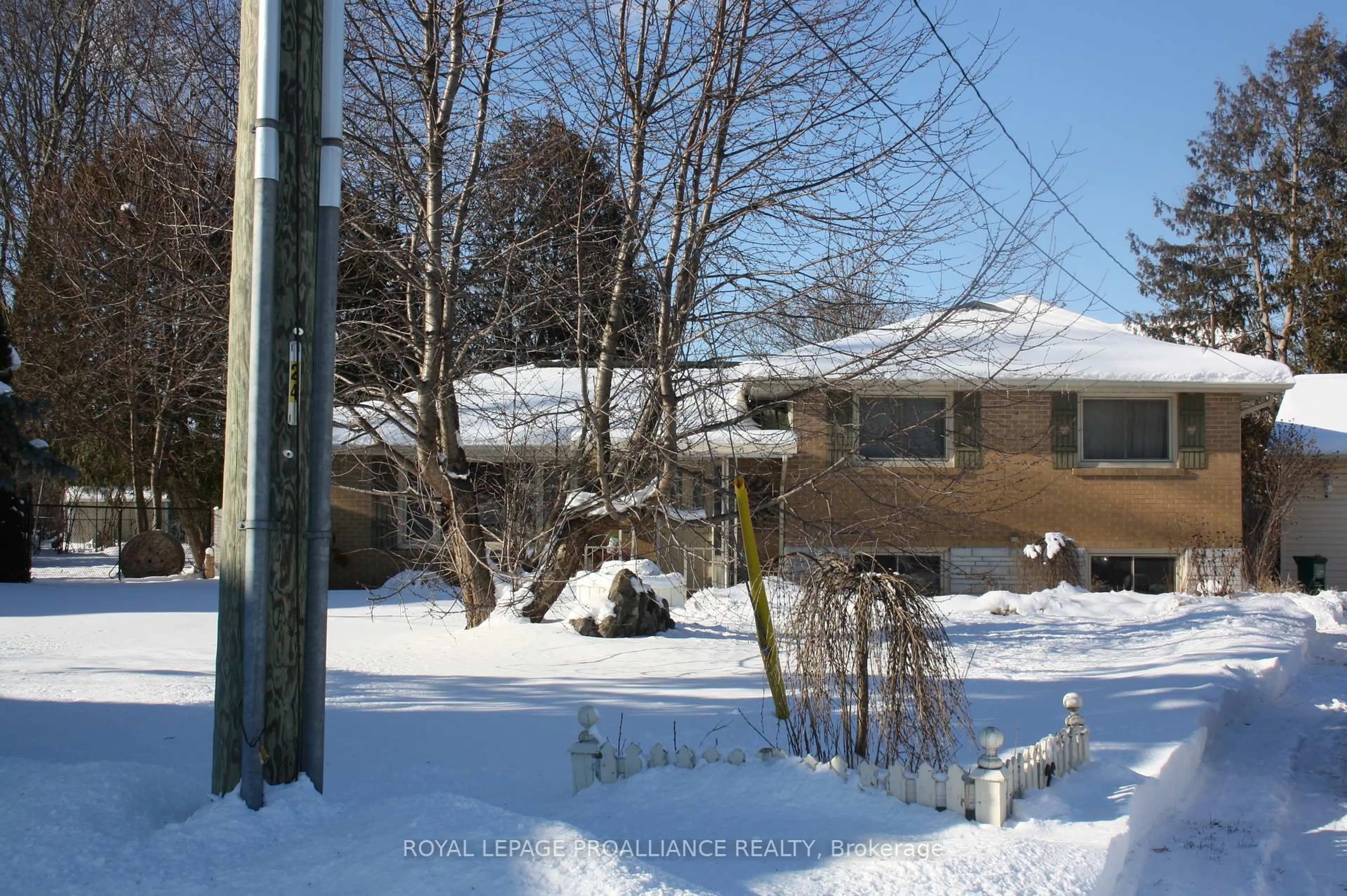 Patio, street for 26 Plaza Sq, Belleville Ontario K8N 4J3