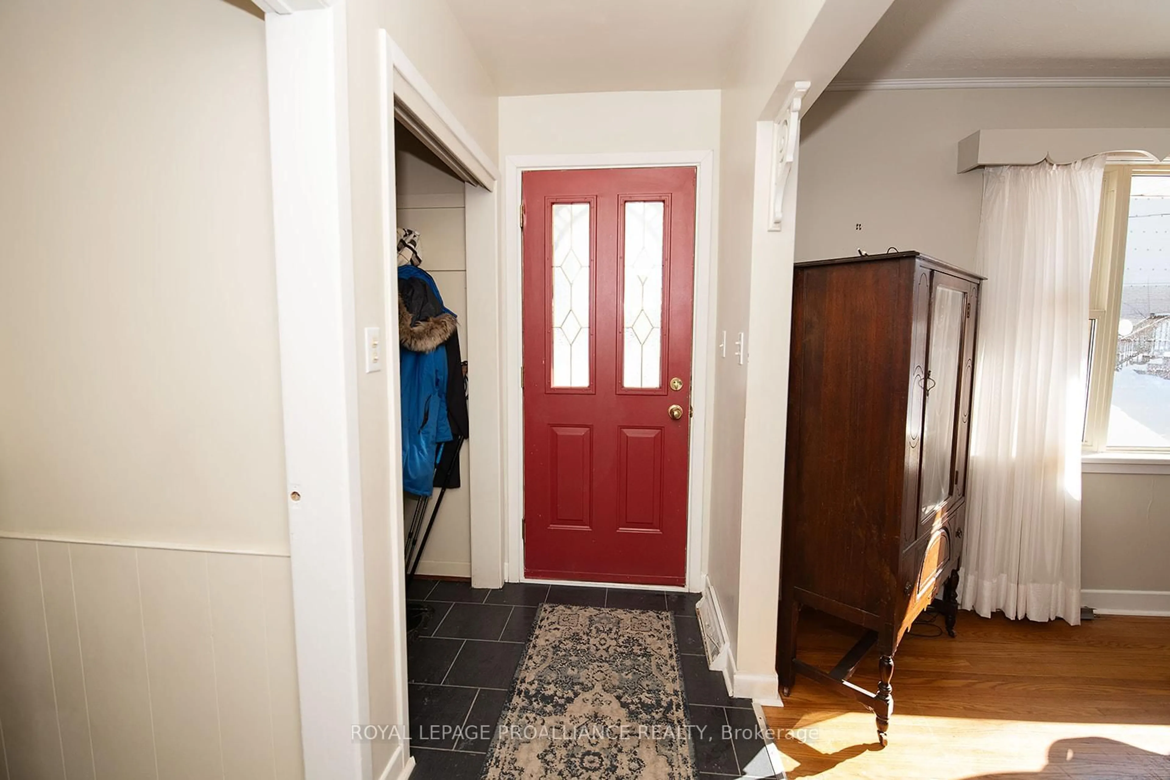 Indoor entryway for 26 Plaza Sq, Belleville Ontario K8N 4J3