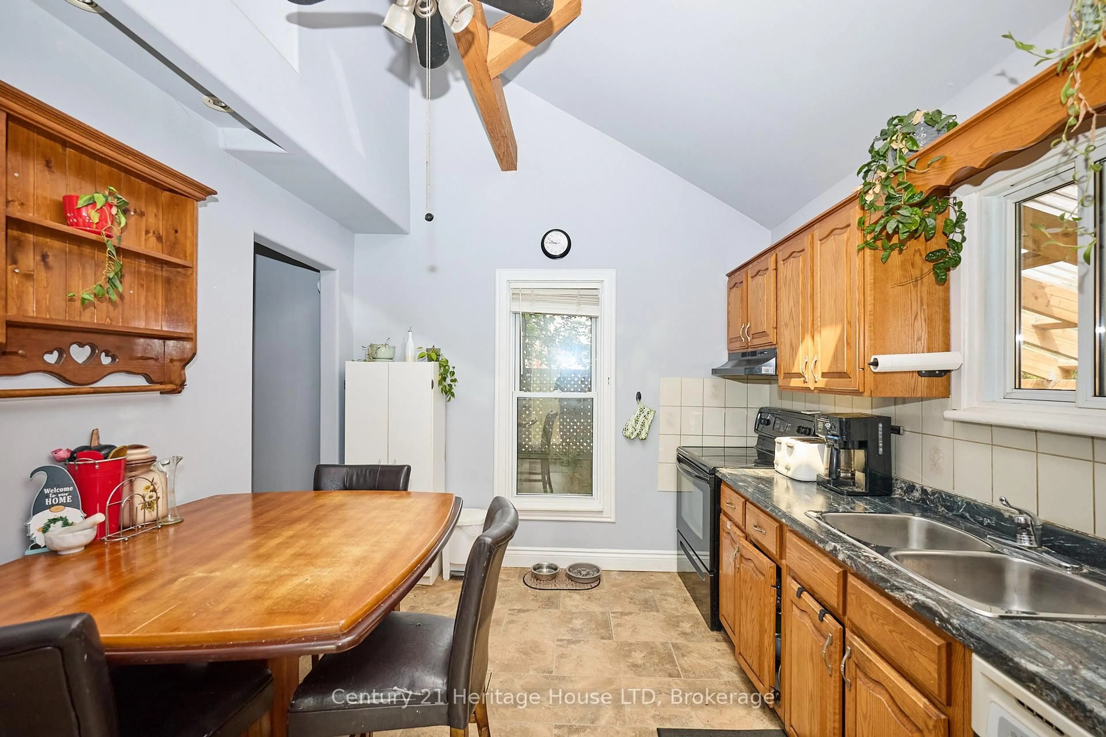 Standard kitchen, ceramic/tile floor for 5086 Hutton Ave, Niagara Falls Ontario L2E 3X4