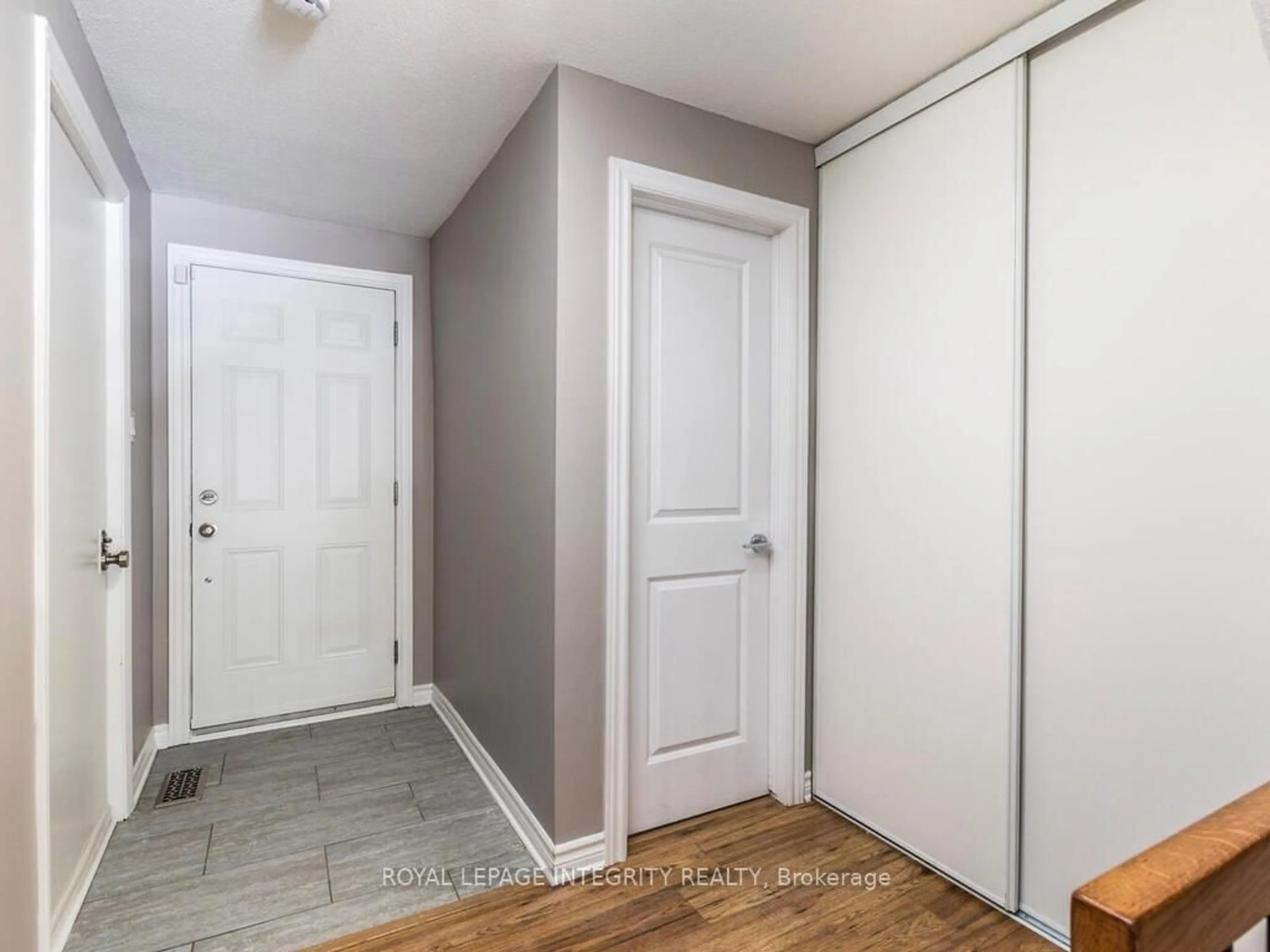 Indoor entryway for 146 Valley Stream Dr #14, Ottawa Ontario K2H 9C6