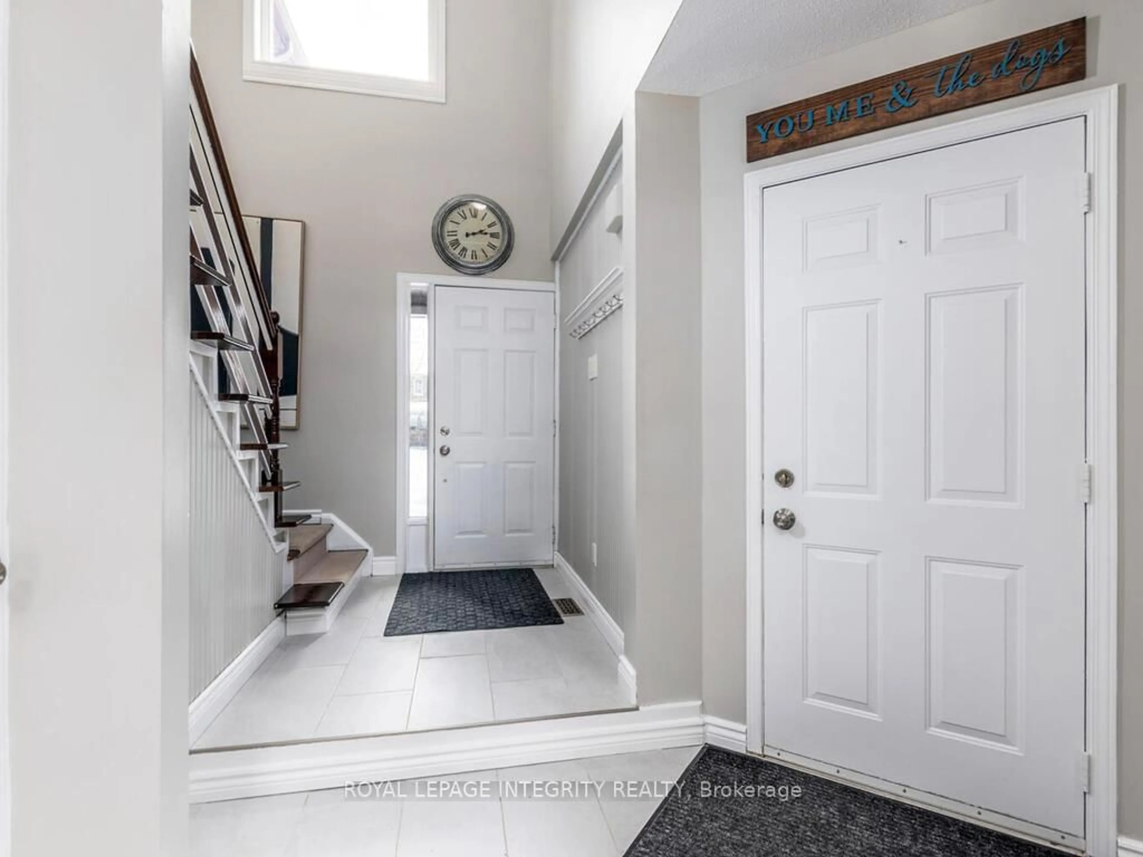 Indoor entryway for 90 Waterton Cres, Ottawa Ontario K2M 1Y5