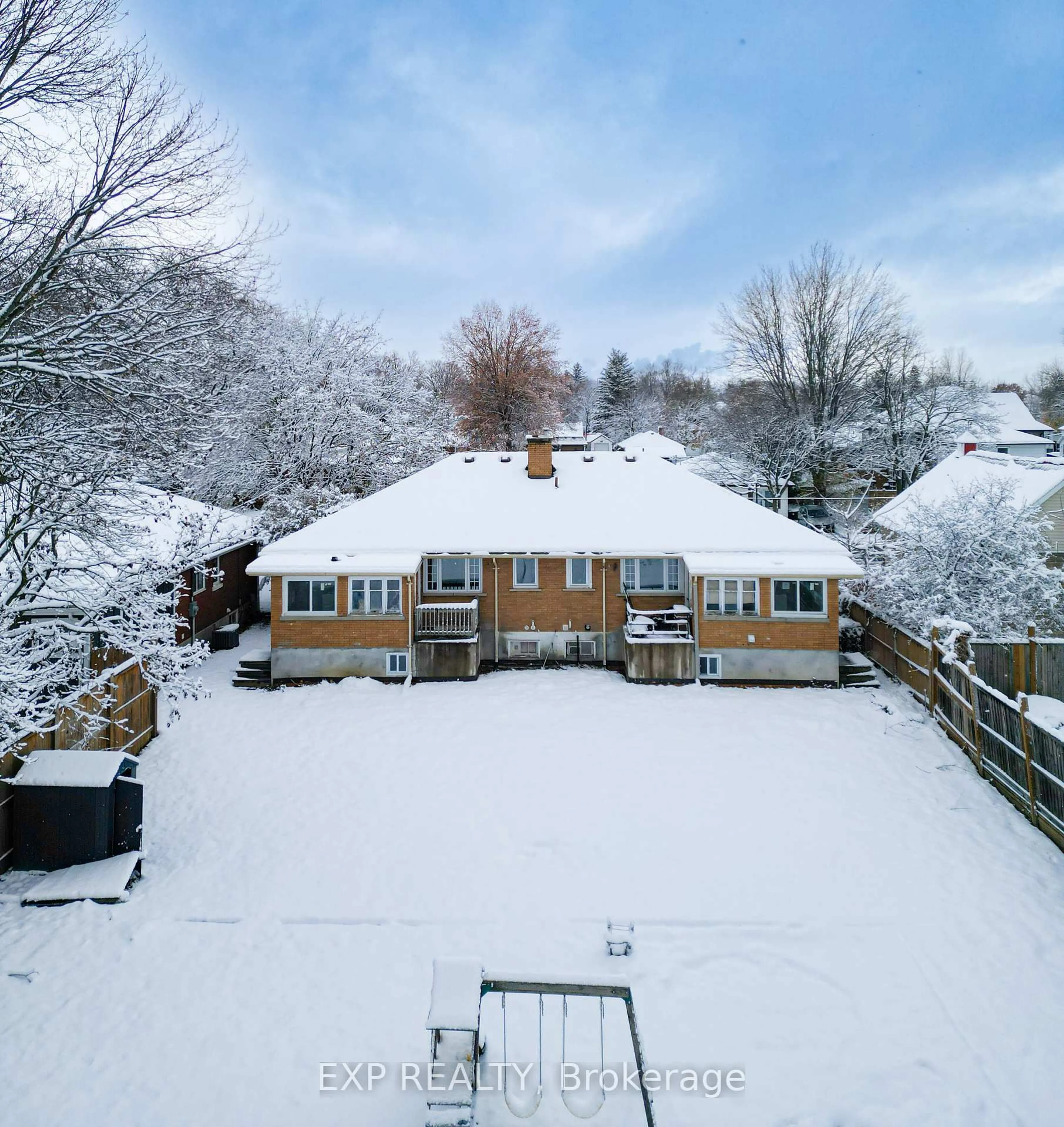 A pic from outside/outdoor area/front of a property/back of a property/a pic from drone, unknown for 104 South St, Aylmer Ontario N5H 1P8