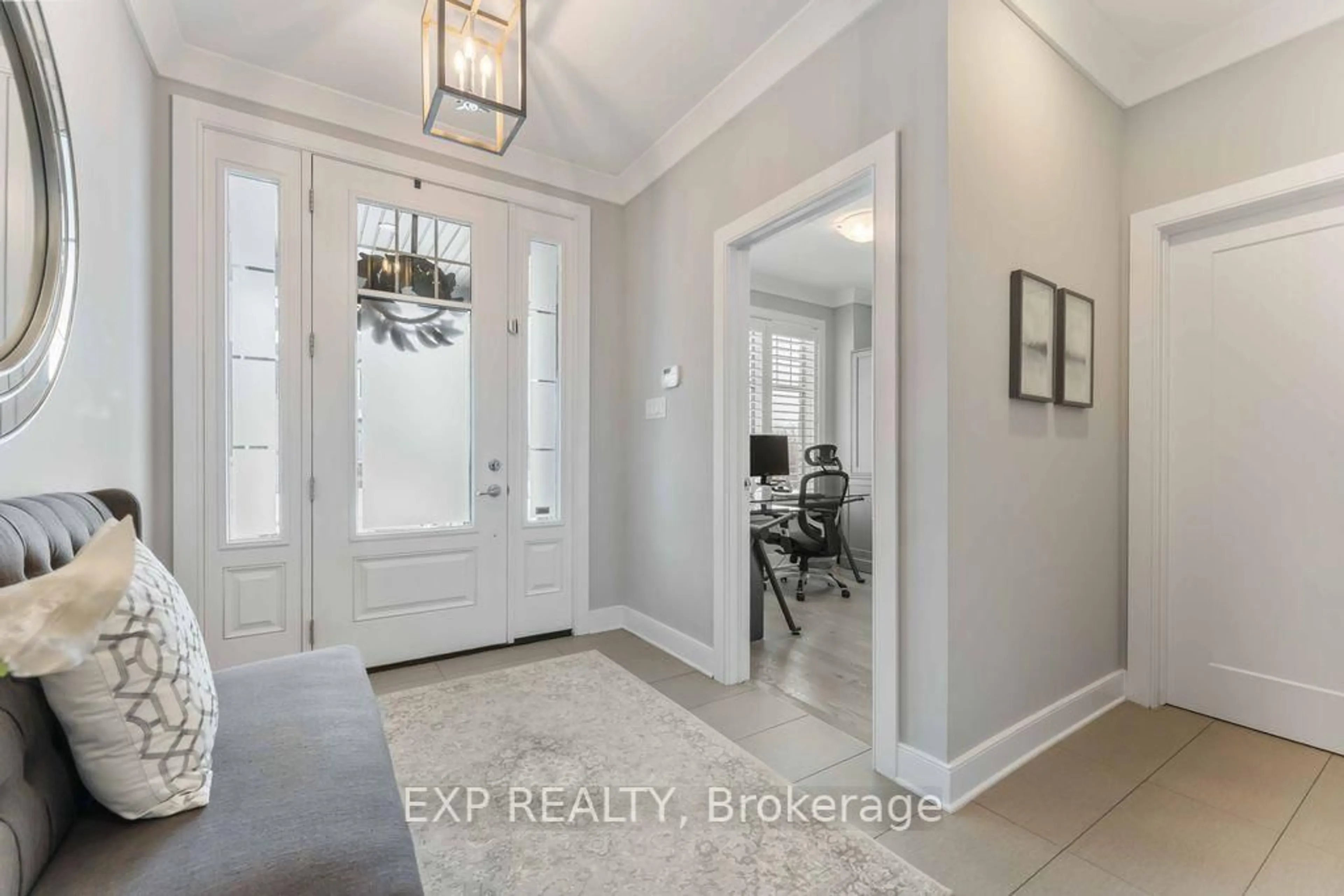 Indoor entryway for 396 Trestle St, Manotick Ontario K4M 0G4