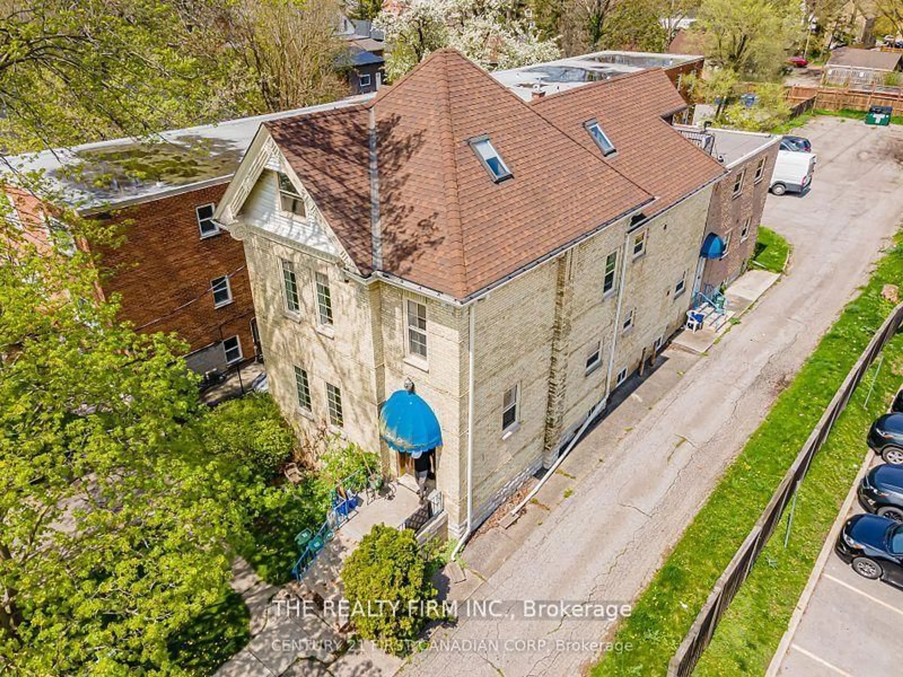 A pic from outside/outdoor area/front of a property/back of a property/a pic from drone, building for 136 Elmwood Ave, London South Ontario N6C 1J6