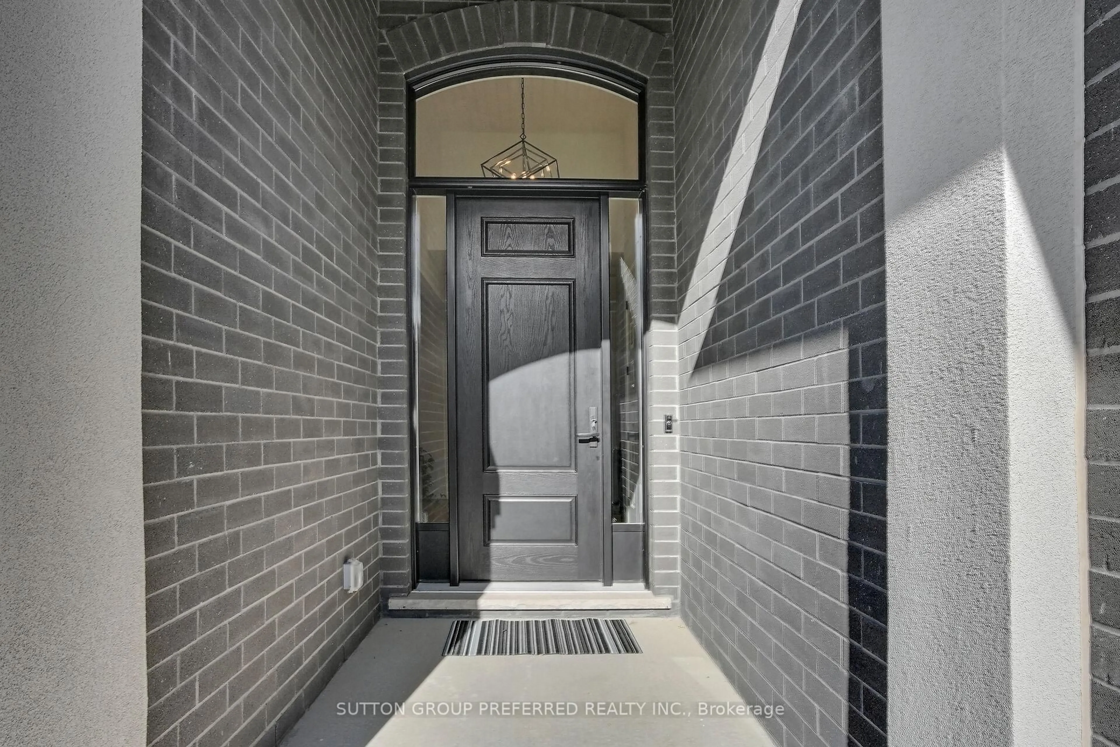 Indoor entryway for 1928 Trailsway Dr, London South Ontario N6K 0K7