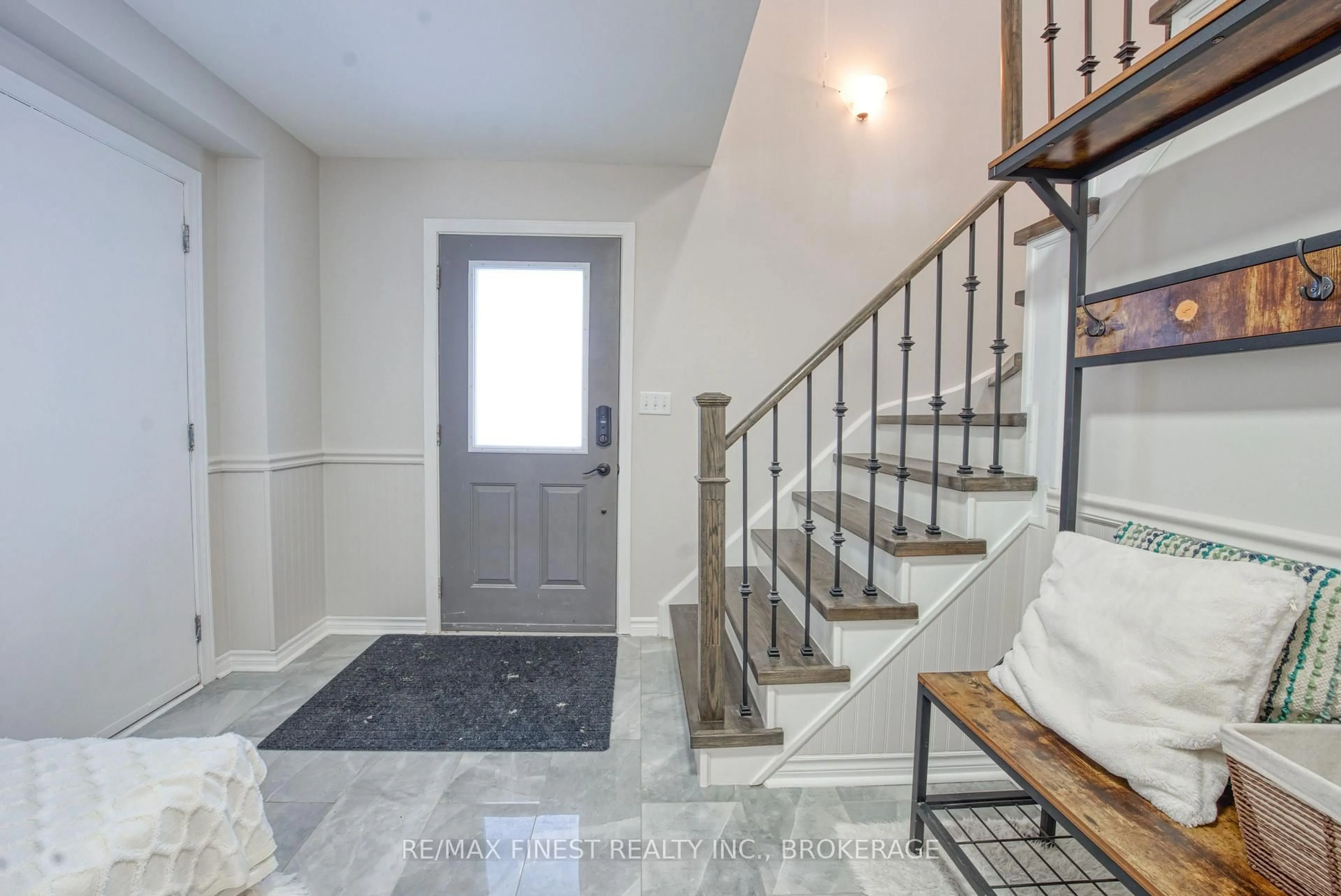 Indoor entryway for 691 Muirfield Cres, Kingston Ontario K7M 8E7