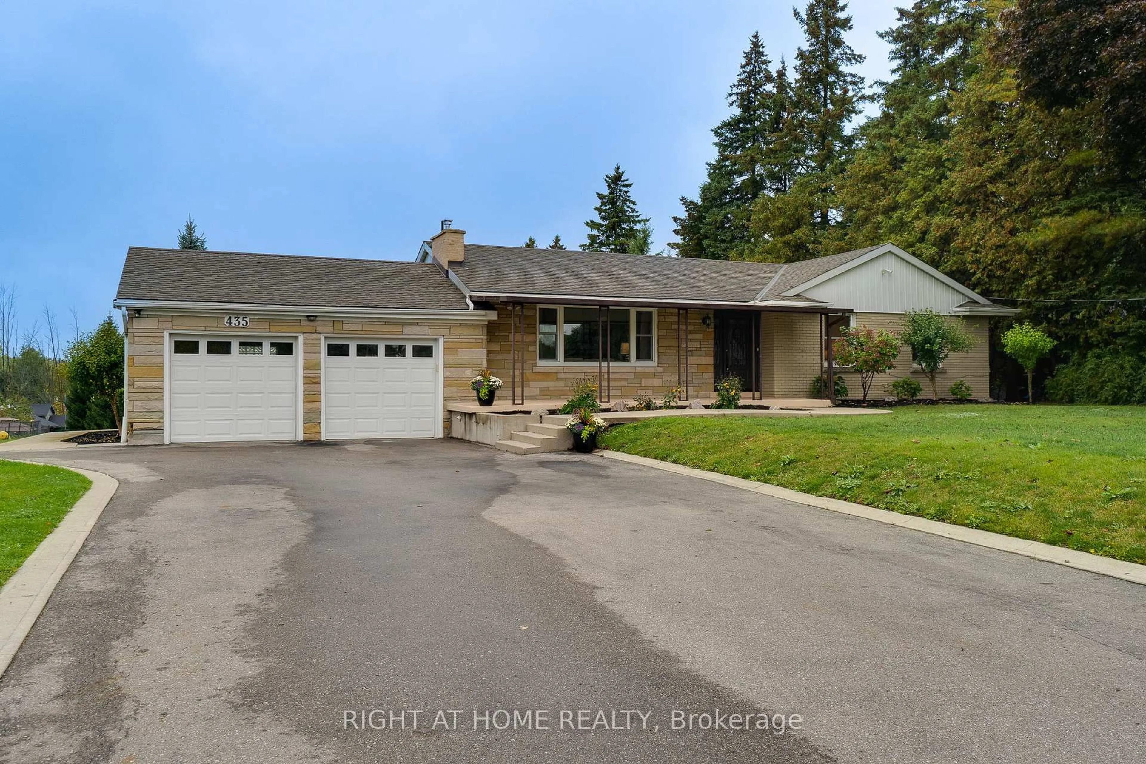 A pic from outside/outdoor area/front of a property/back of a property/a pic from drone, street for 435 Parkside Dr, Hamilton Ontario L8B 0Y6