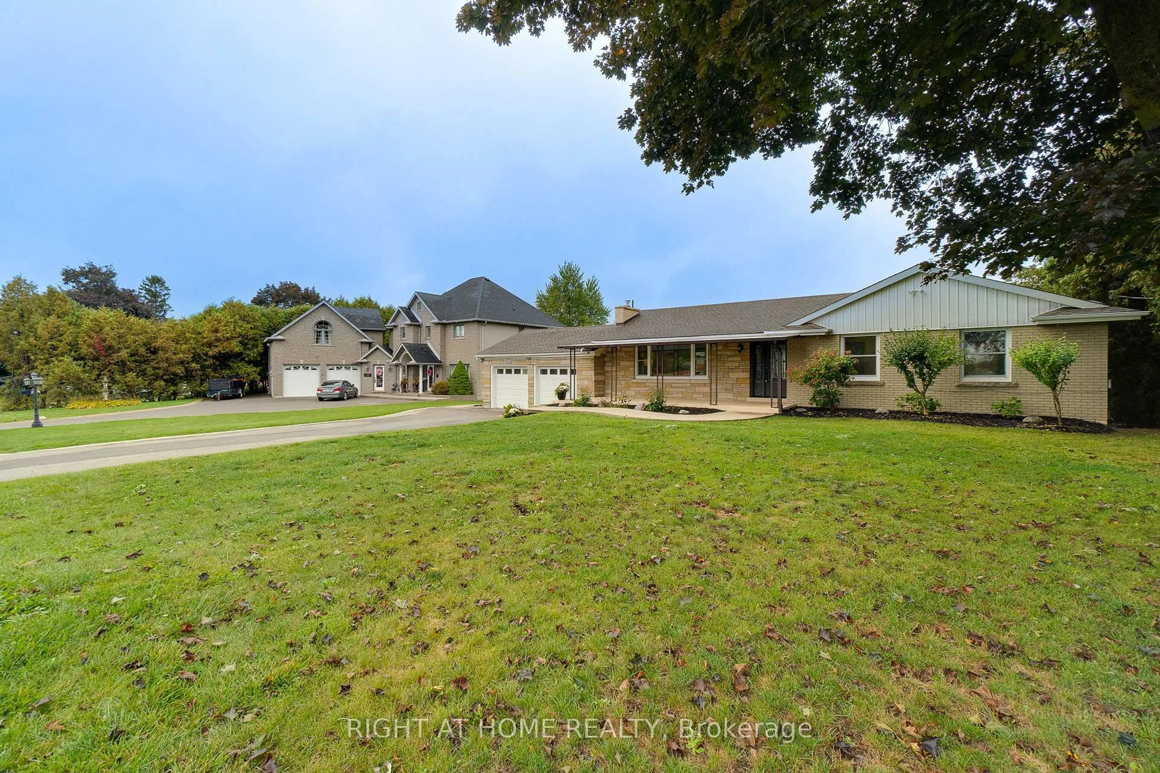 A pic from outside/outdoor area/front of a property/back of a property/a pic from drone, street for 435 Parkside Dr, Hamilton Ontario L8B 0Y6