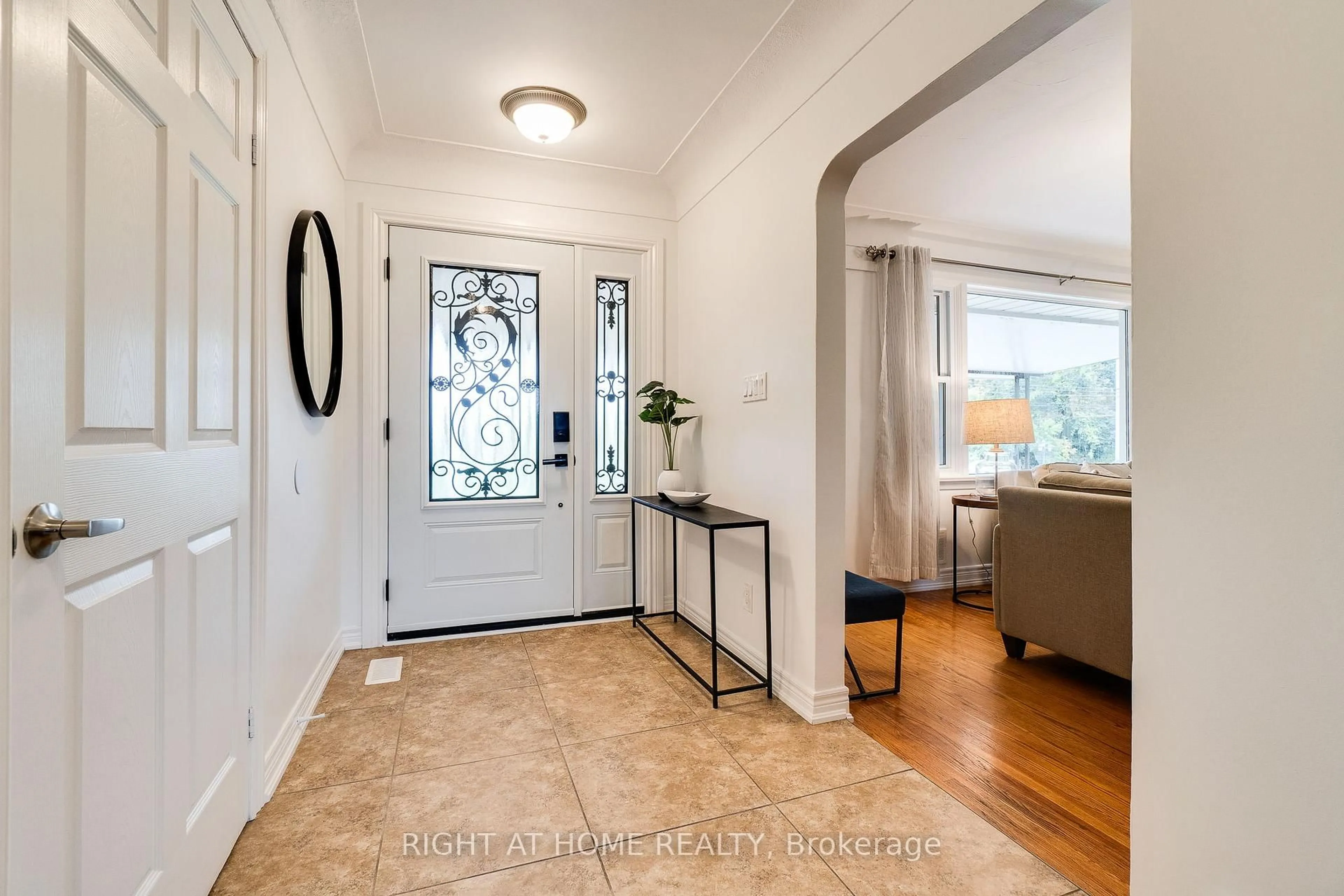 Indoor entryway for 435 Parkside Dr, Hamilton Ontario L8B 0Y6