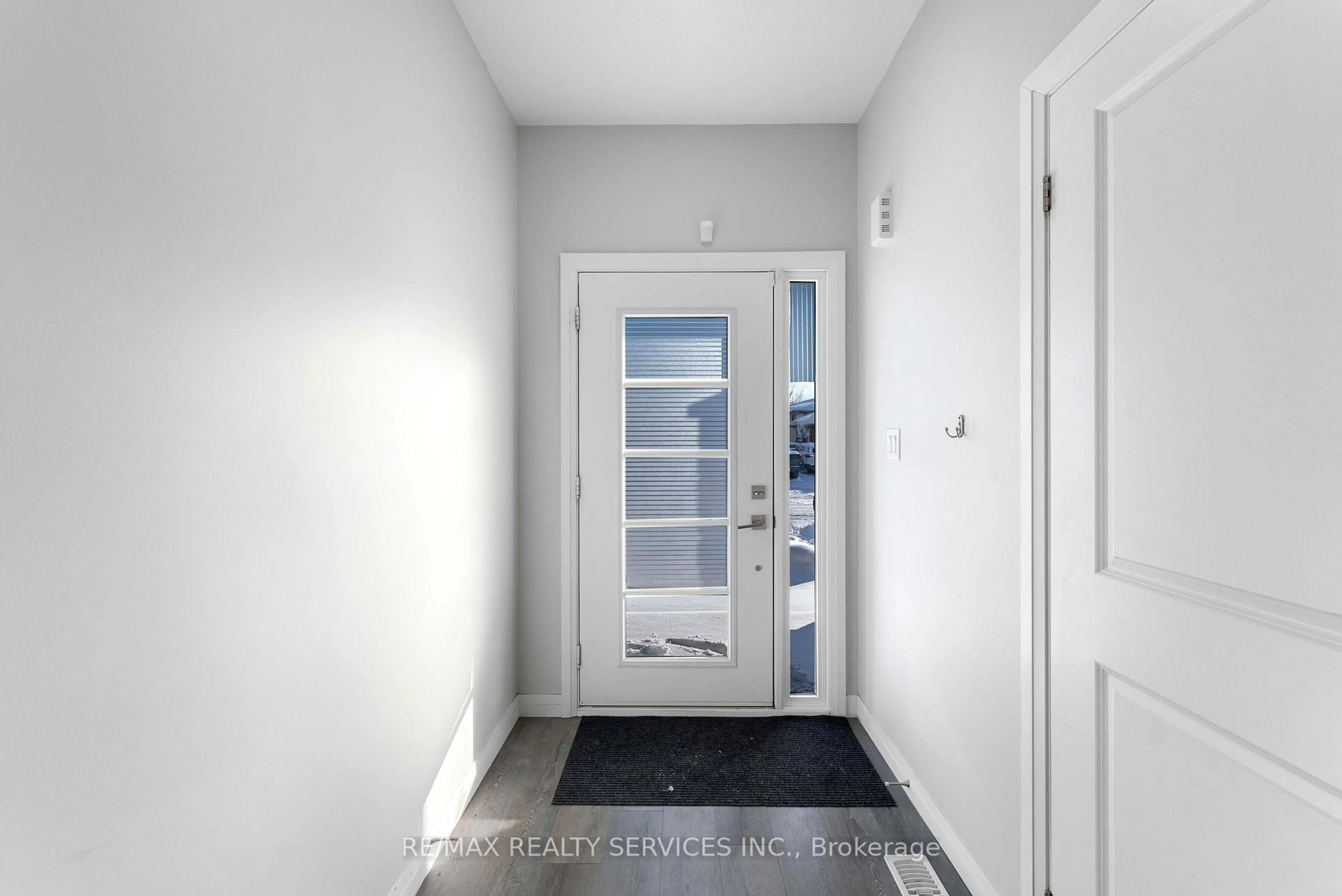 Indoor entryway for 6671 Cropp St, Niagara Falls Ontario L2E 0B7