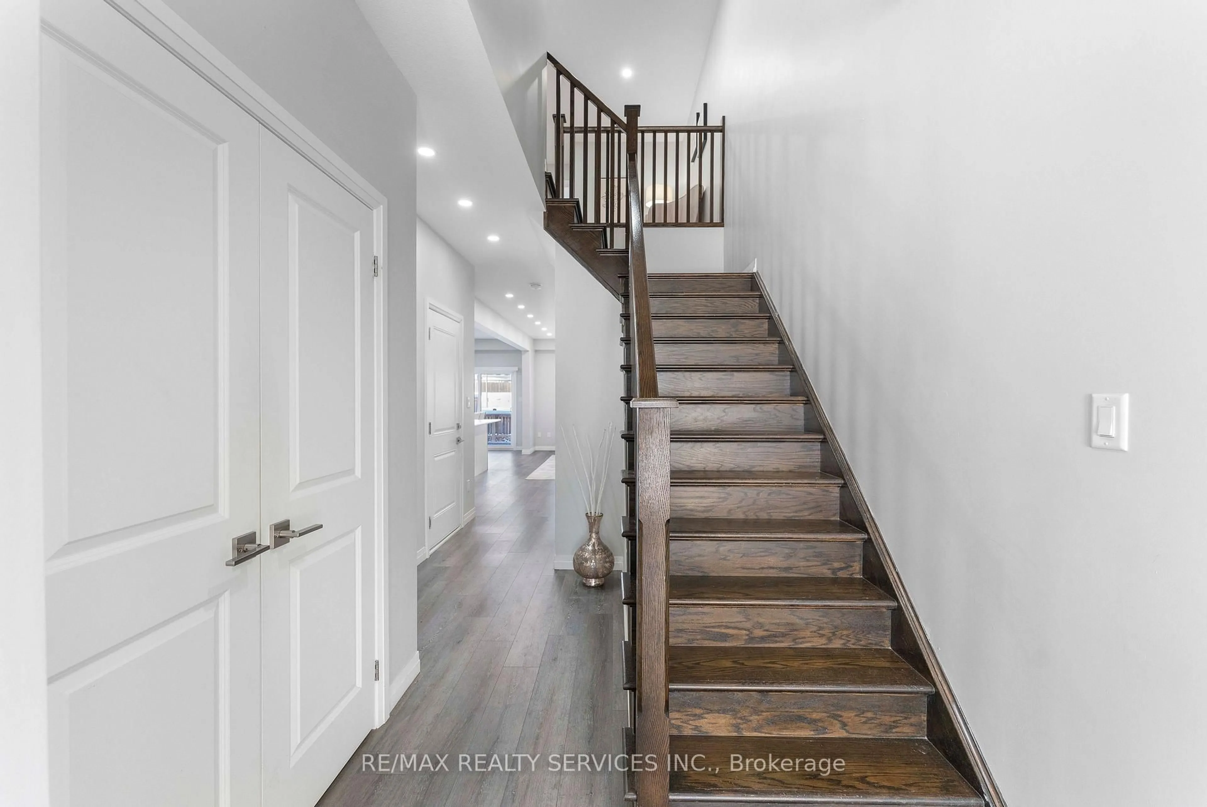 Indoor entryway for 6671 Cropp St, Niagara Falls Ontario L2E 0B7