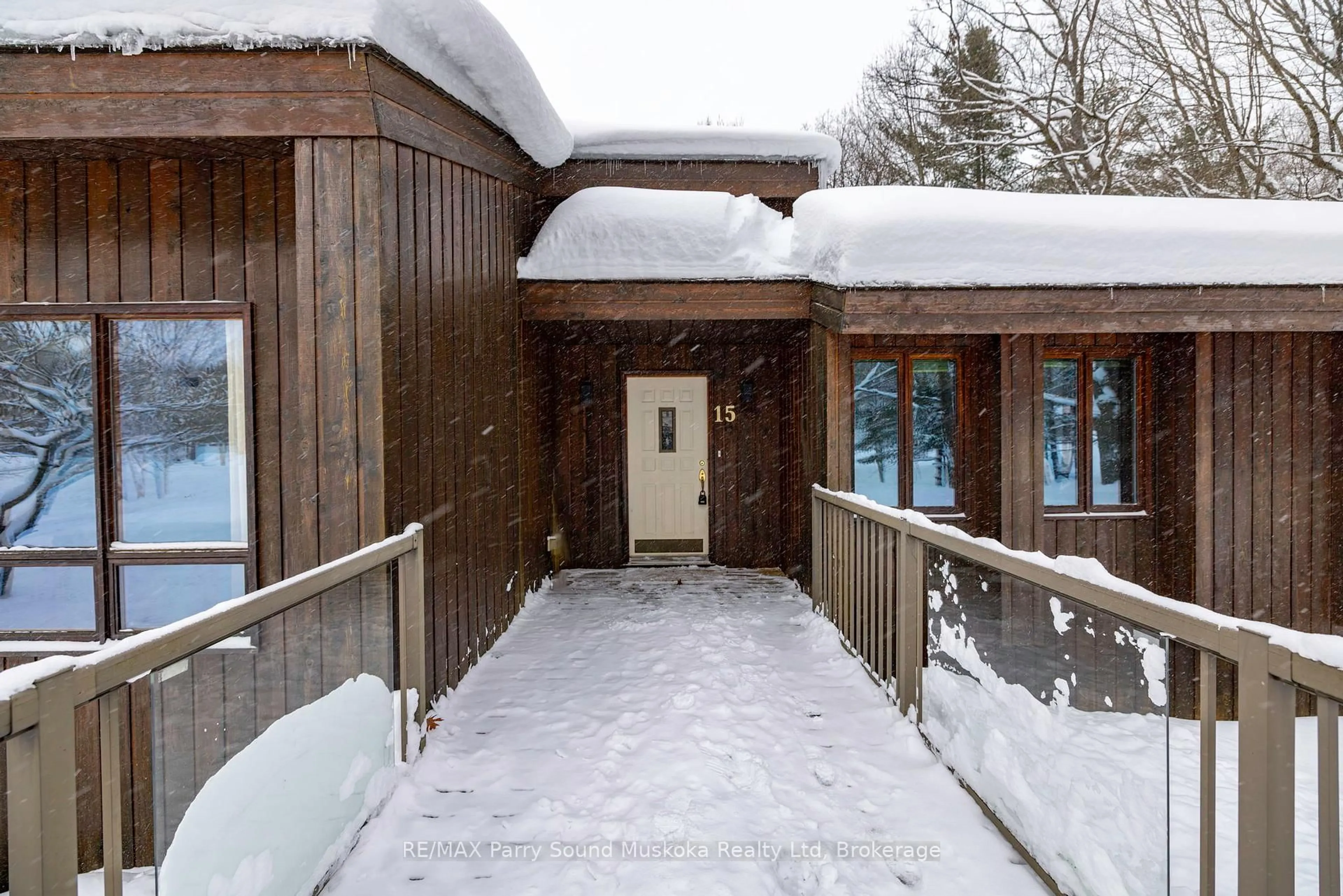 Indoor foyer for 15 Skerryvore Circ, McDougall Ontario P2A 2W9