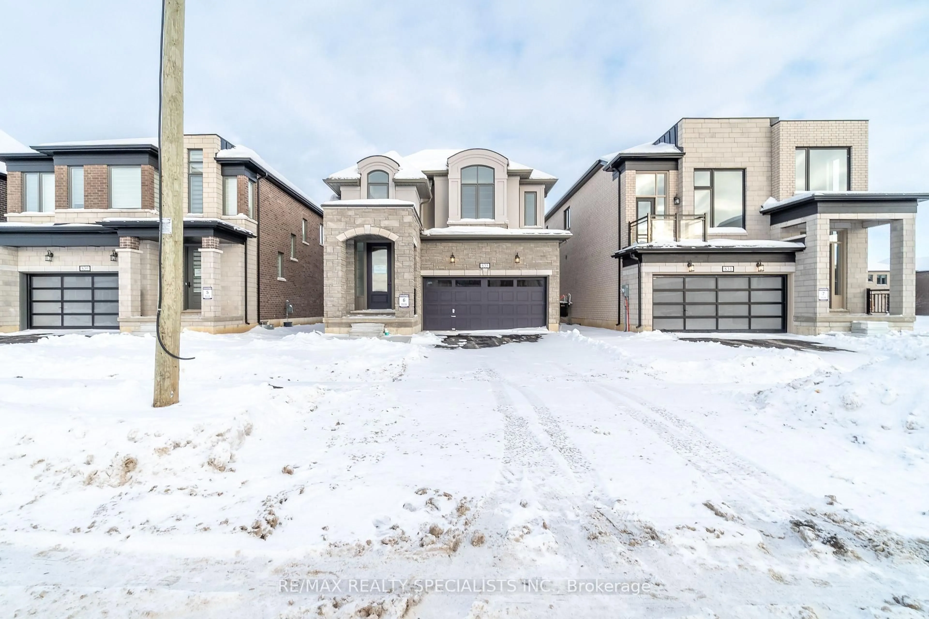 A pic from outside/outdoor area/front of a property/back of a property/a pic from drone, street for 835 Queenston Blvd, Woodstock Ontario N4T 0N7