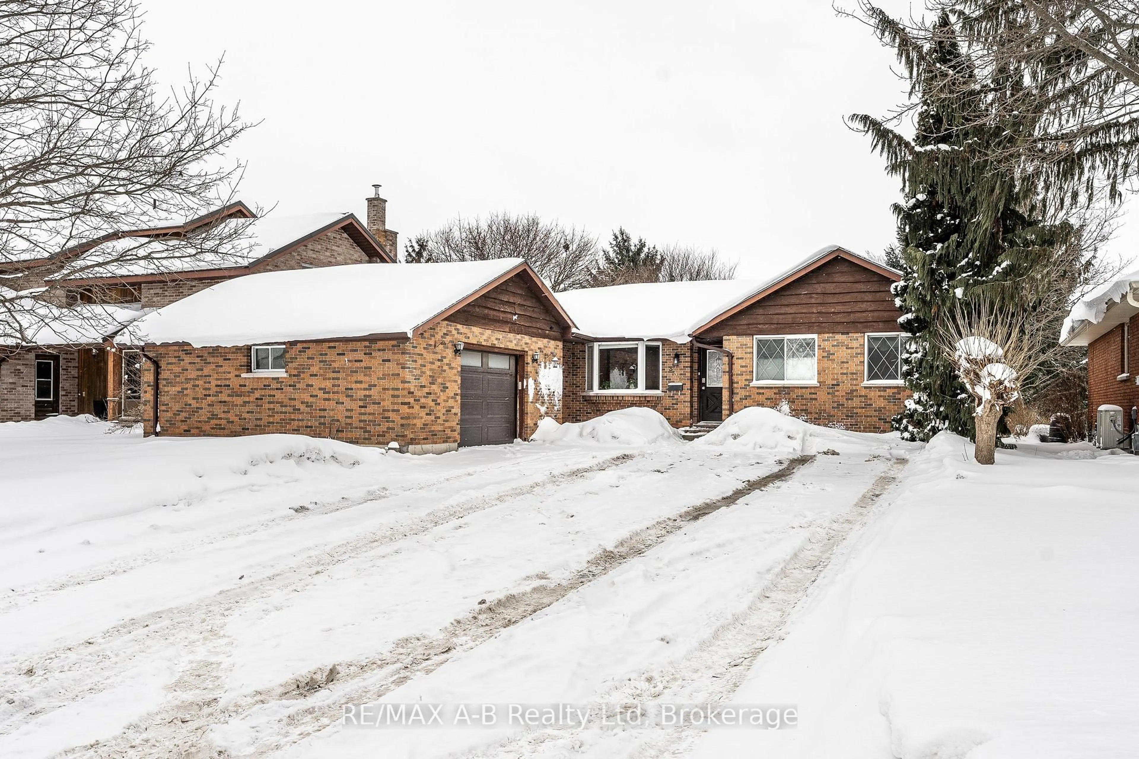 A pic from outside/outdoor area/front of a property/back of a property/a pic from drone, street for 332 Widder St, St. Marys Ontario N4X 1A6