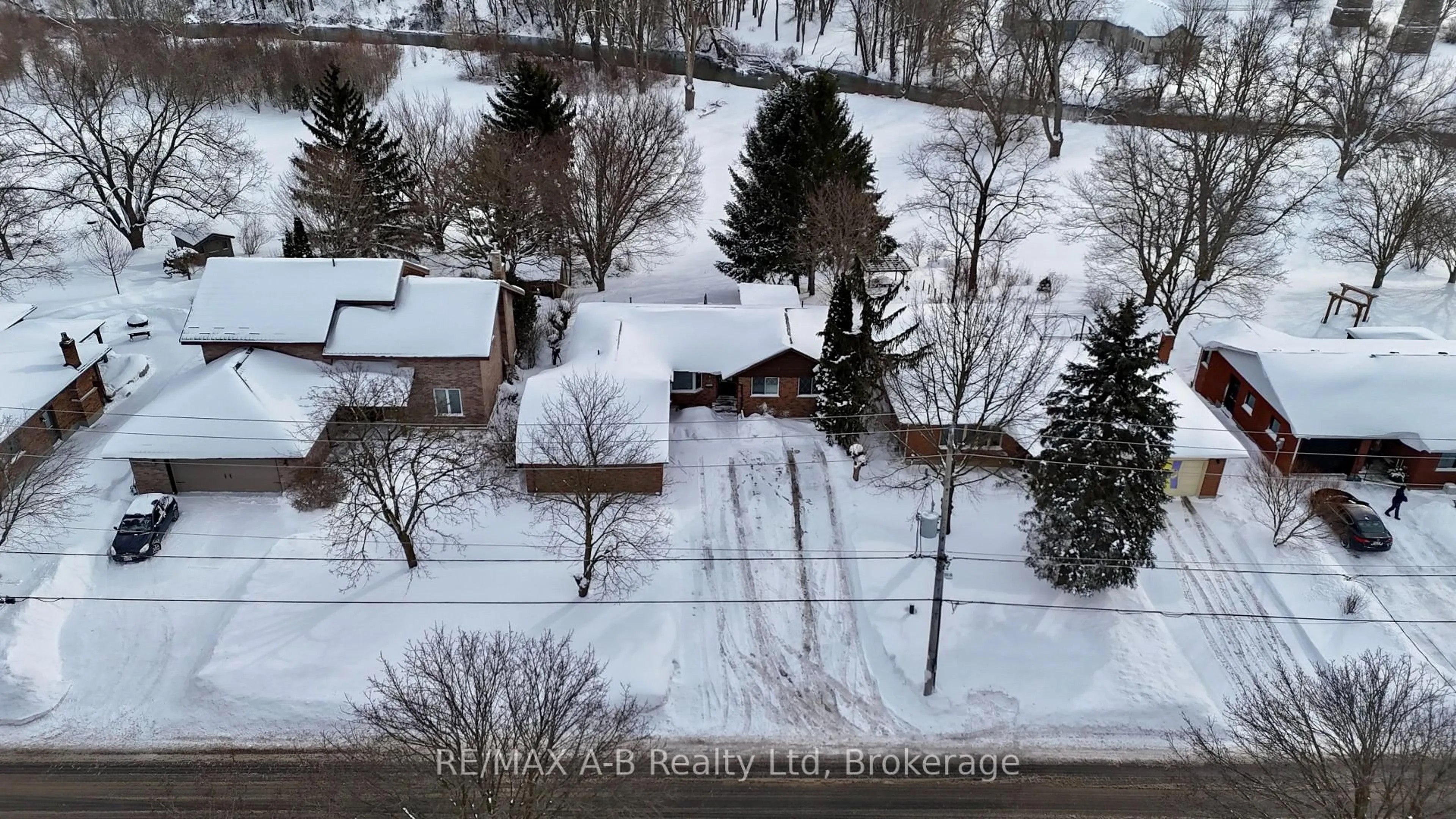 A pic from outside/outdoor area/front of a property/back of a property/a pic from drone, street for 332 Widder St, St. Marys Ontario N4X 1A6