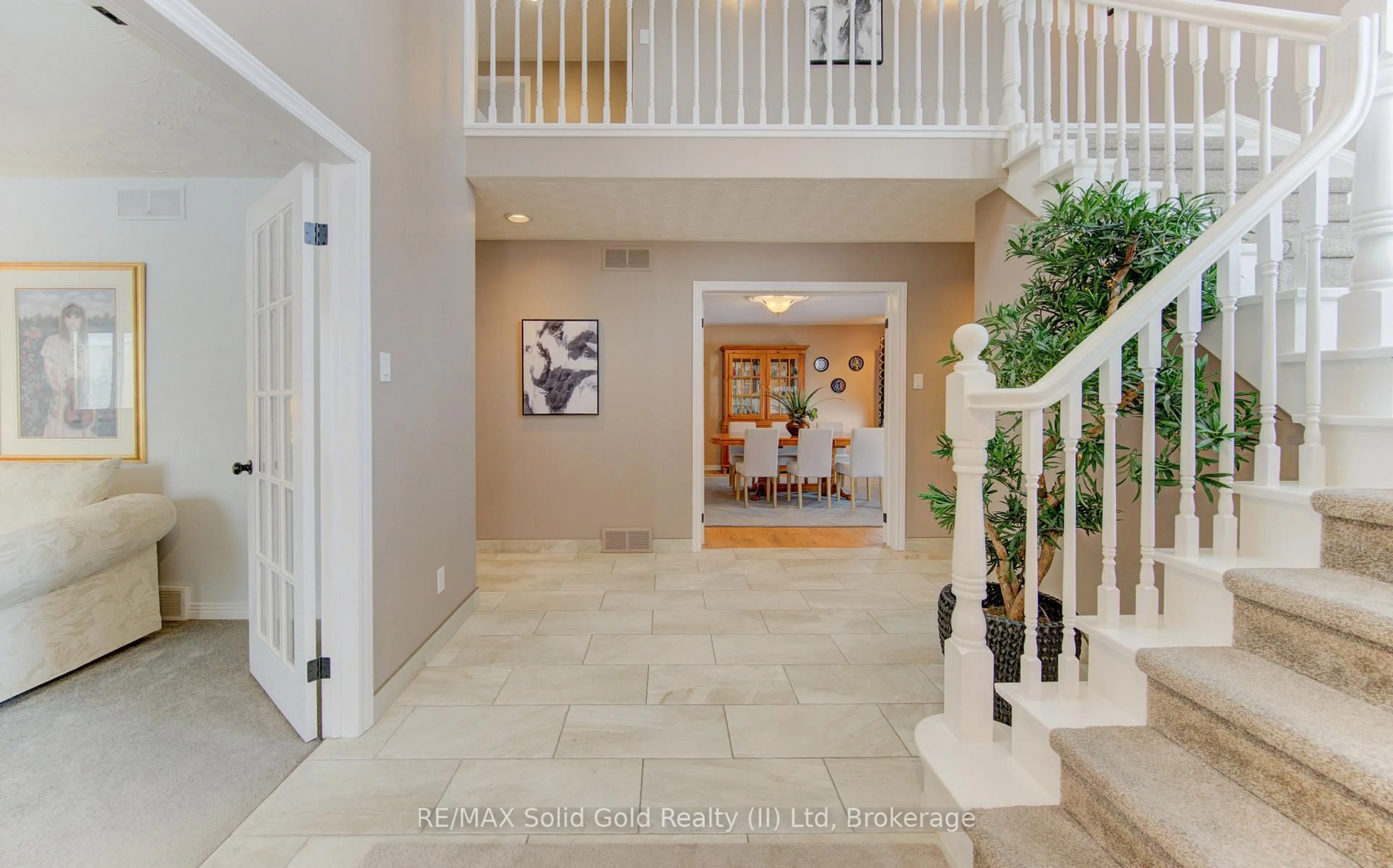 Indoor foyer for 593 Guildwood Pl, Waterloo Ontario N2K 3M3