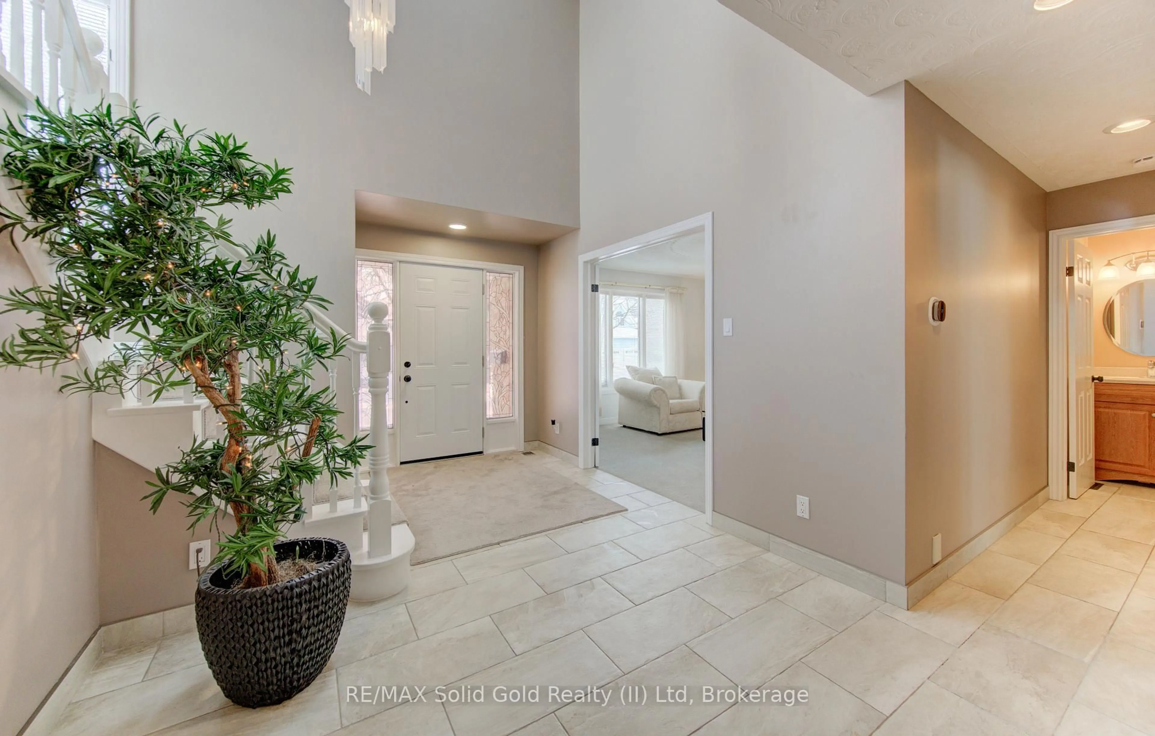 Indoor entryway for 593 Guildwood Pl, Waterloo Ontario N2K 3M3