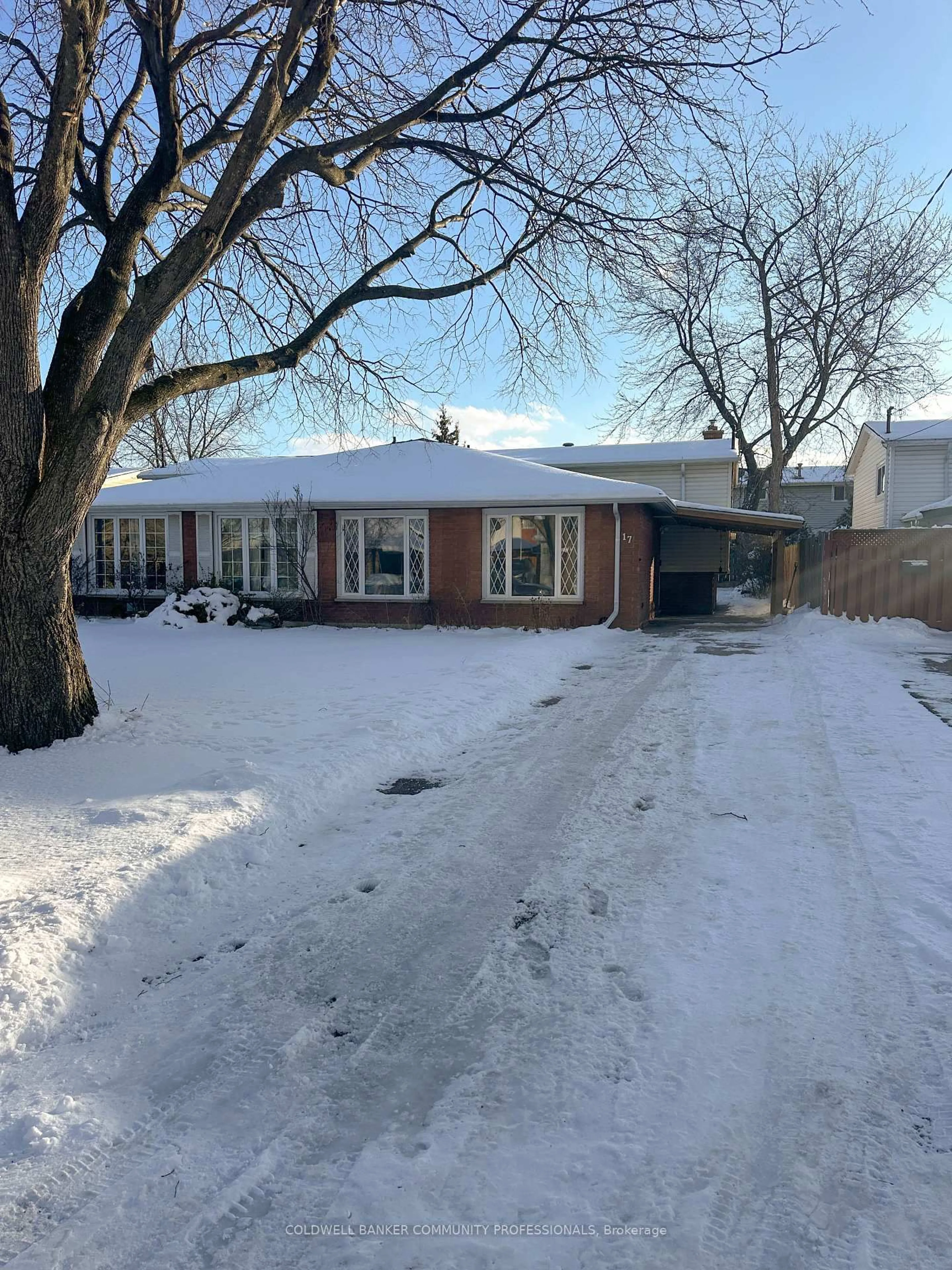 A pic from outside/outdoor area/front of a property/back of a property/a pic from drone, street for 17 Rosanne Cres, Hamilton Ontario L8T 2T8