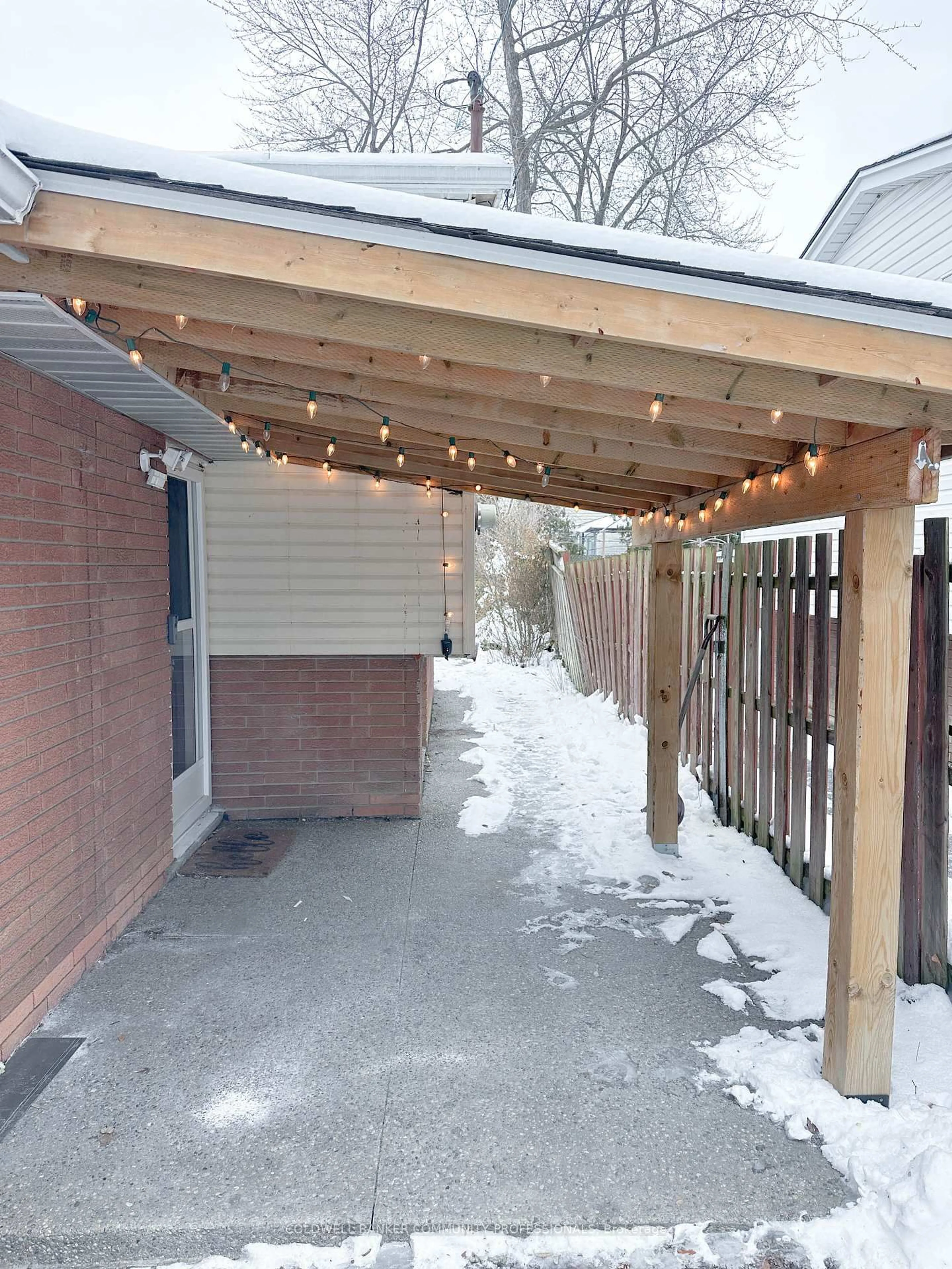 Patio, street for 17 Rosanne Cres, Hamilton Ontario L8T 2T8
