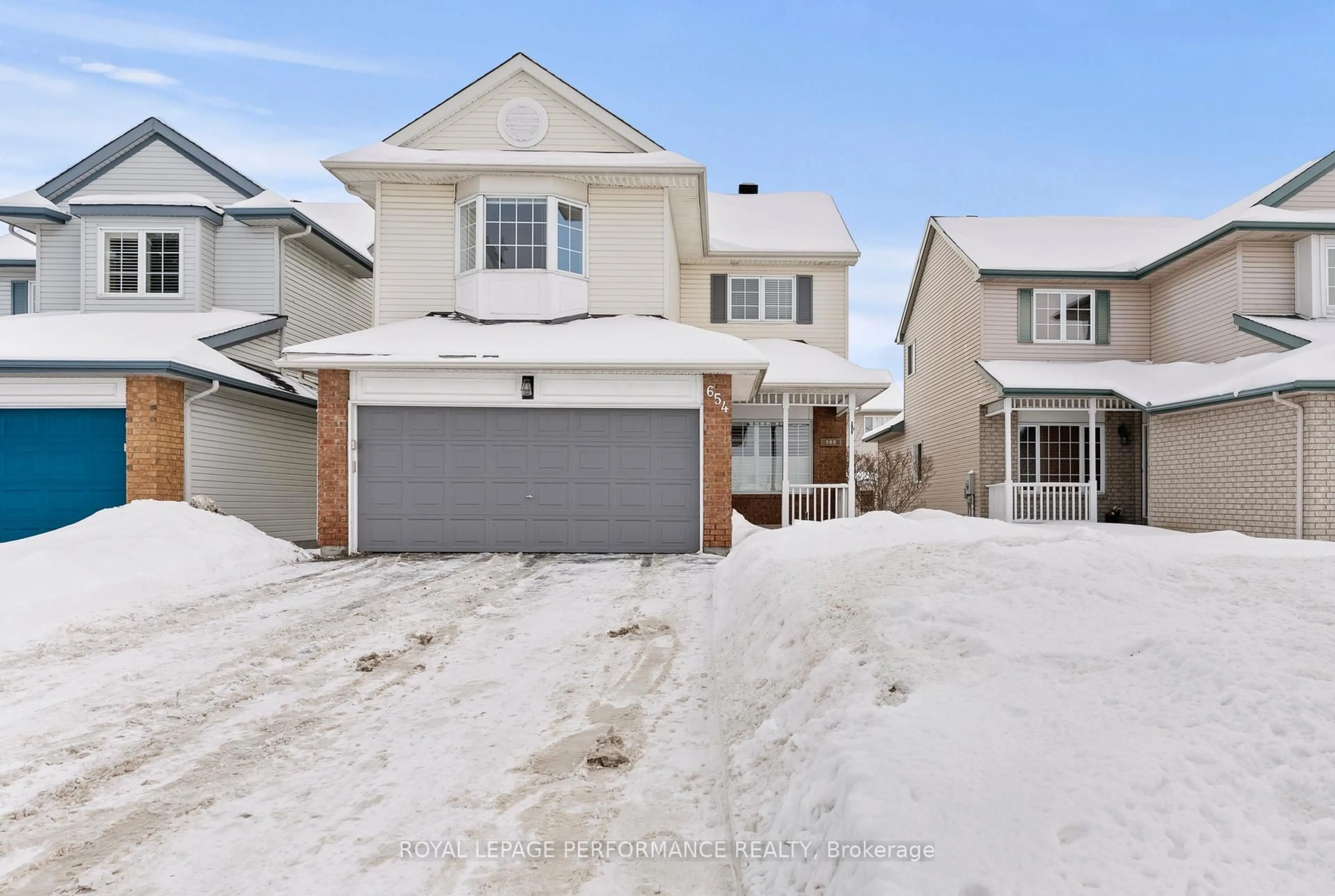 A pic from outside/outdoor area/front of a property/back of a property/a pic from drone, street for 654 Valin St, Ottawa Ontario K4A 3S9