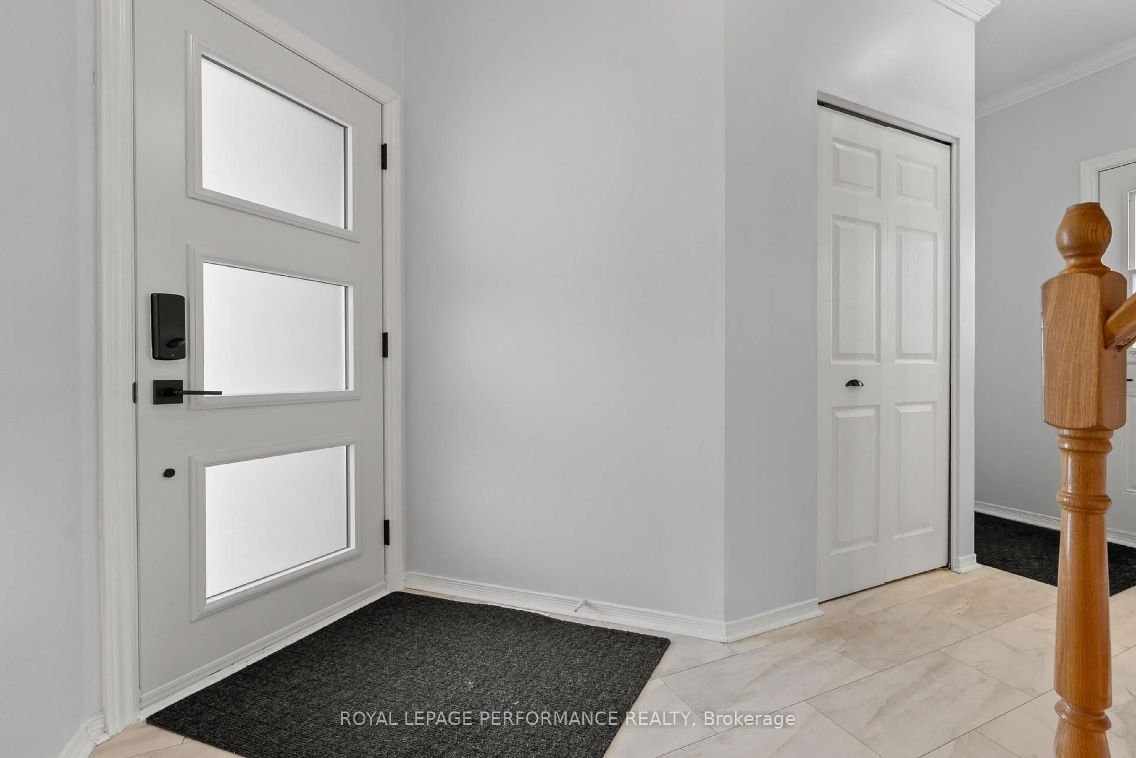 Indoor entryway for 654 Valin St, Ottawa Ontario K4A 3S9