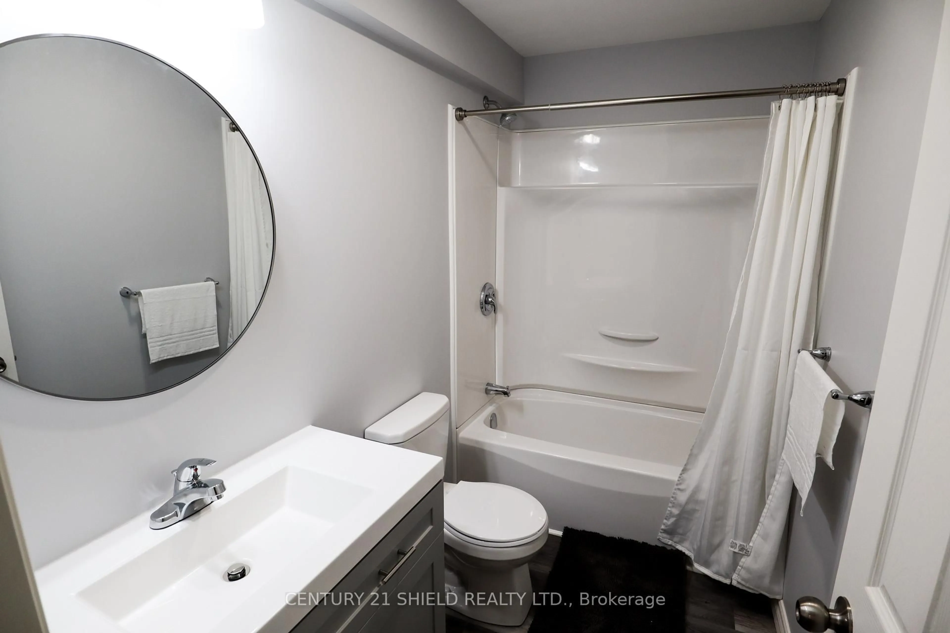 Standard bathroom, ceramic/tile floor for 228-228A Carleton St, Cornwall Ontario K6H 4X4