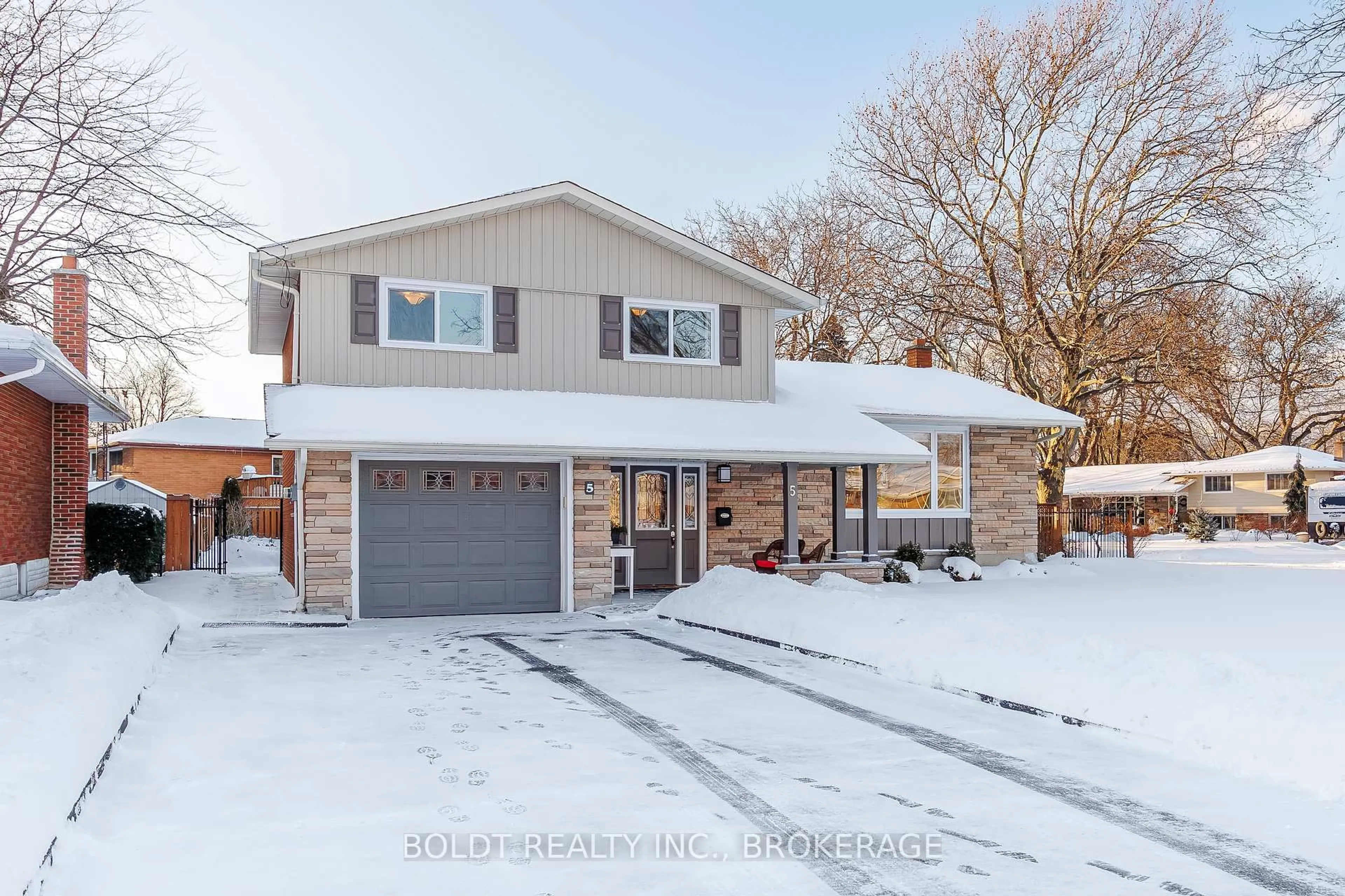 Home with vinyl exterior material, street for 5 Upper Canada Dr, St. Catharines Ontario L2N 3H3
