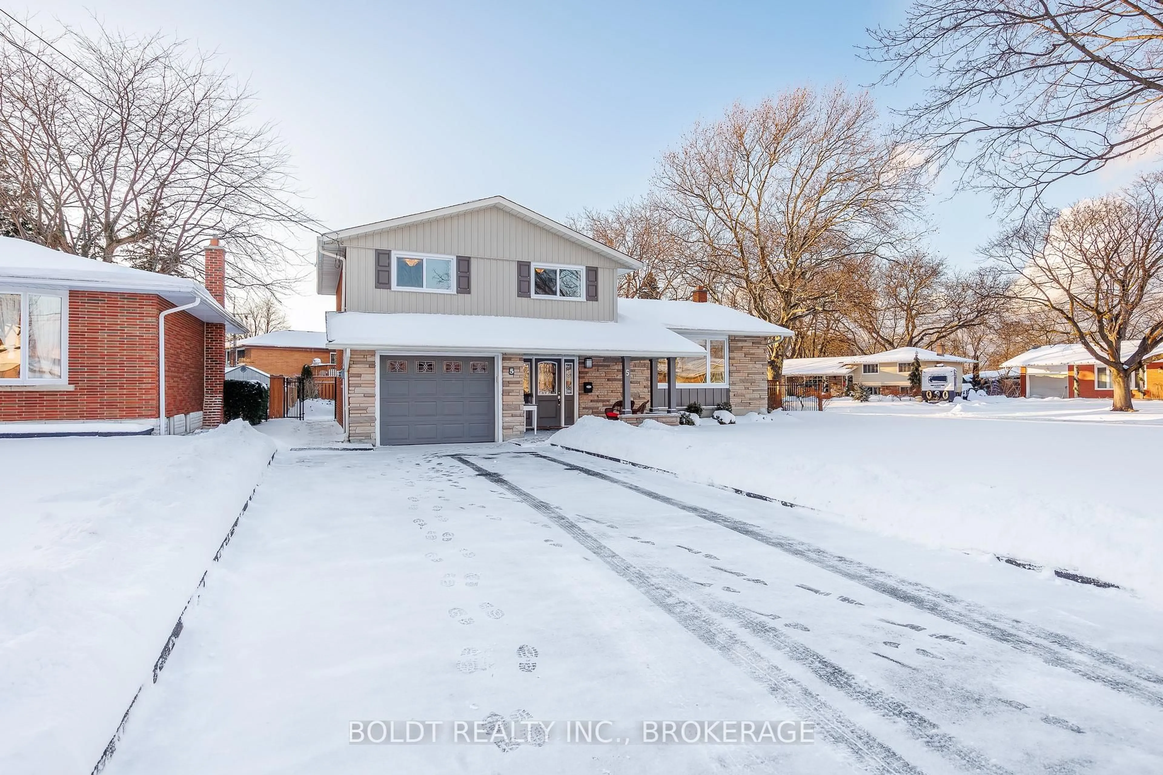 A pic from outside/outdoor area/front of a property/back of a property/a pic from drone, street for 5 Upper Canada Dr, St. Catharines Ontario L2N 3H3