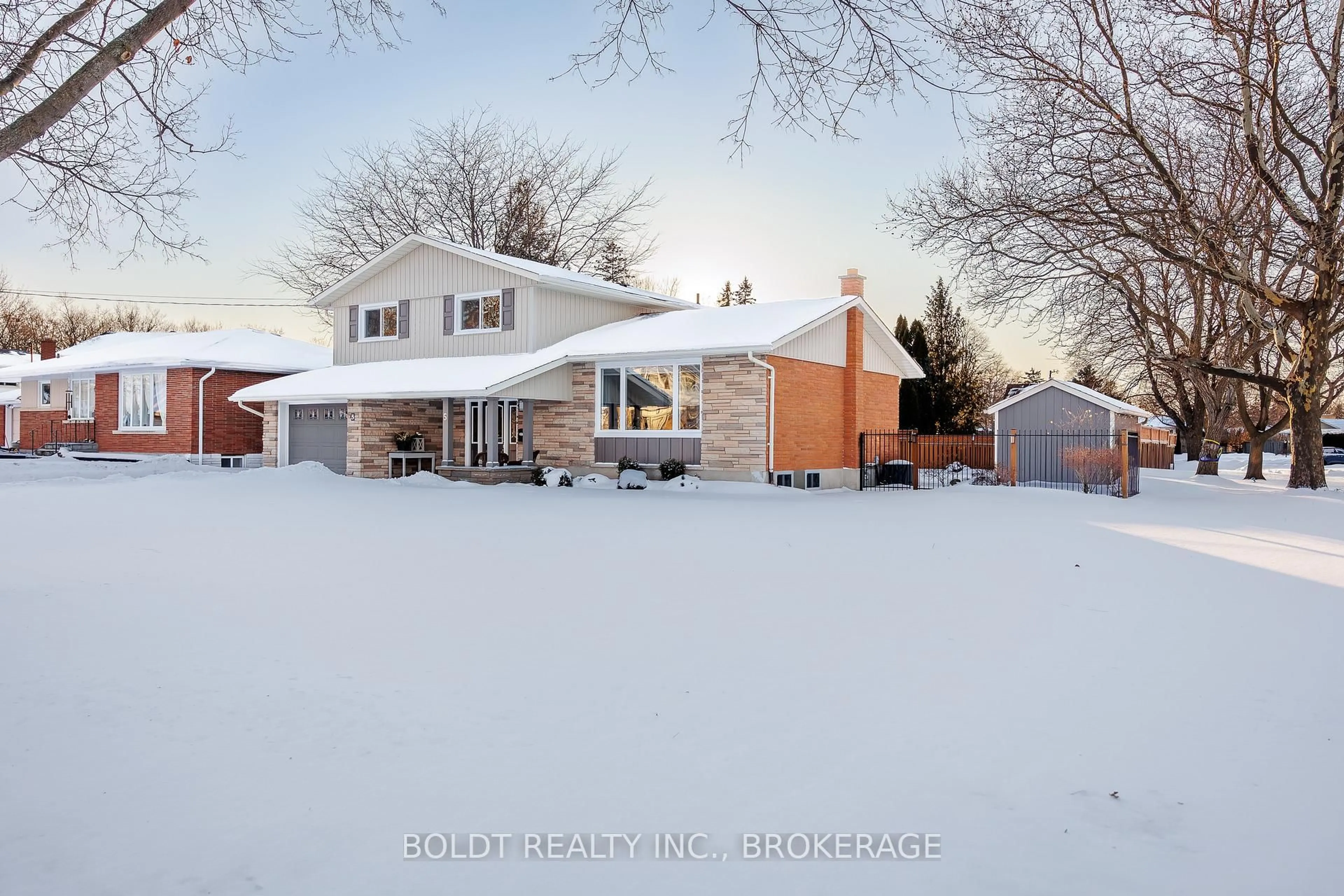 A pic from outside/outdoor area/front of a property/back of a property/a pic from drone, street for 5 Upper Canada Dr, St. Catharines Ontario L2N 3H3
